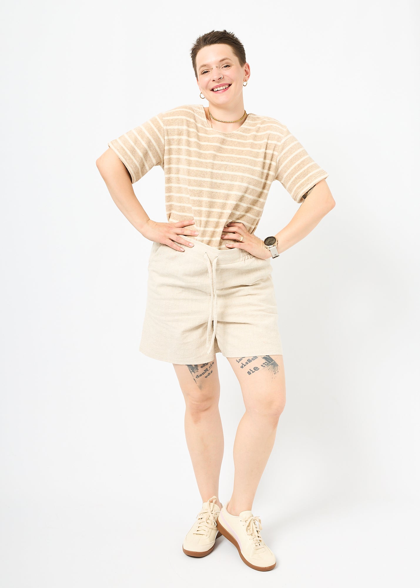 Melly trägt das Shirt Tara in Größe M und die Bermuda Shorts Leinen natur Größe M.