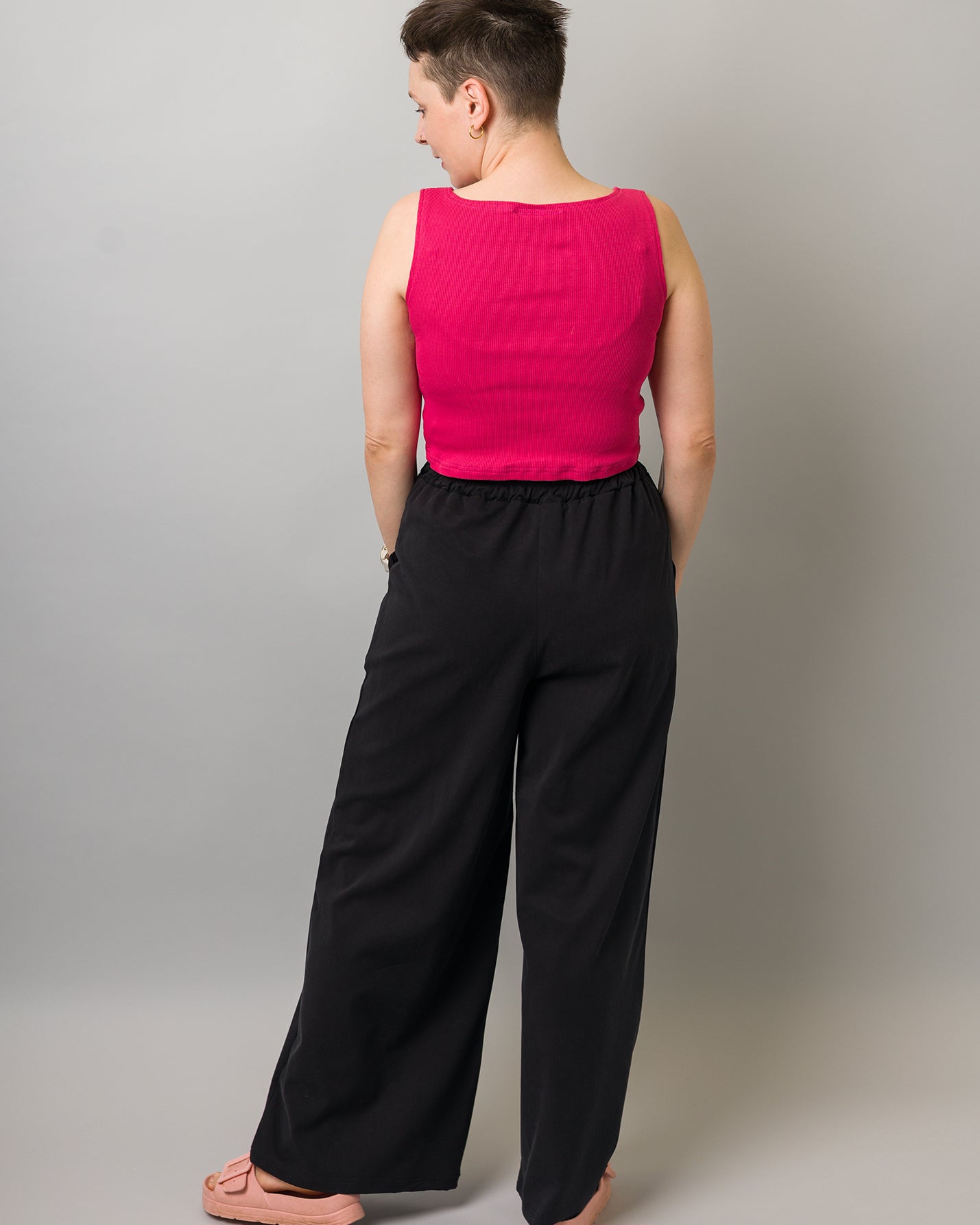 Melly trägt auf dem Foto 'Holly weites Bein' Größe M, Tenceltwill schwarz und 'Conni' Größe XS, Baumwoll-Ripp pink