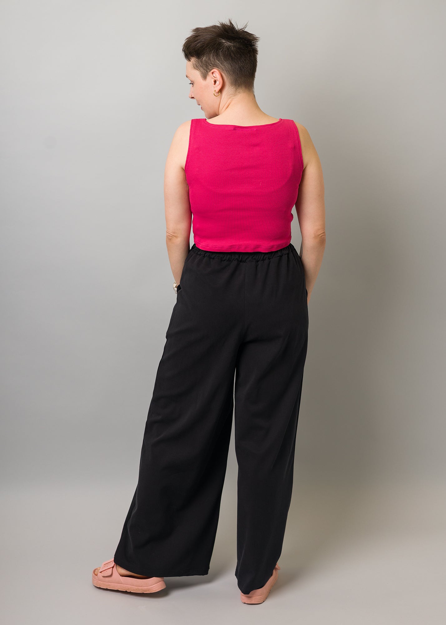 Melly trägt auf dem Foto 'Holly weites Bein' Größe M, Tenceltwill schwarz und 'Conni' Größe XS, Baumwoll-Ripp pink