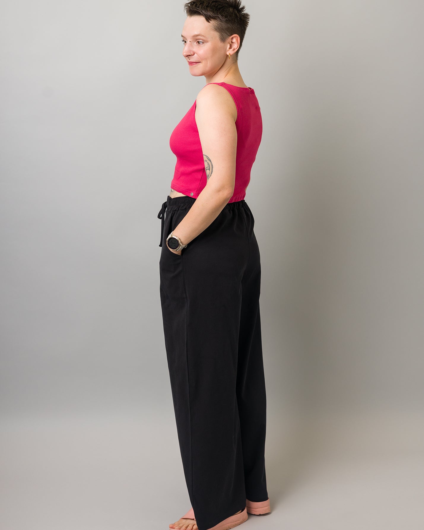 Melly trägt auf dem Foto 'Holly weites Bein' Größe M, Tenceltwill schwarz und 'Conni' Größe XS, Baumwoll-Ripp pink