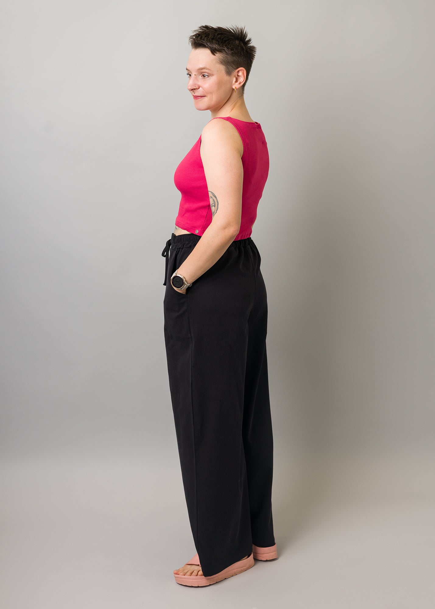 Melly trägt auf dem Foto 'Holly weites Bein' Größe M, Tenceltwill schwarz und 'Conni' Größe XS, Baumwoll-Ripp pink