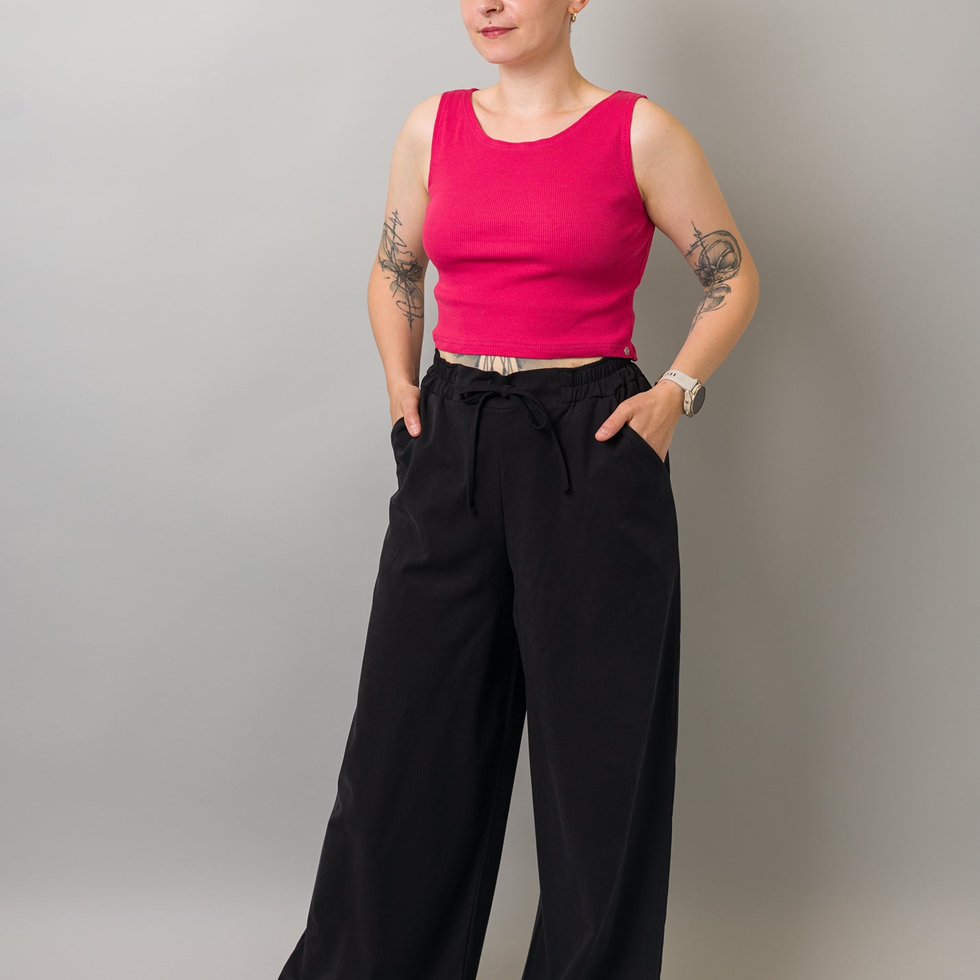 Melly trägt auf dem Foto 'Holly weites Bein' Größe M, Tenceltwill schwarz und 'Conni' Größe XS, Baumwoll-Ripp pink