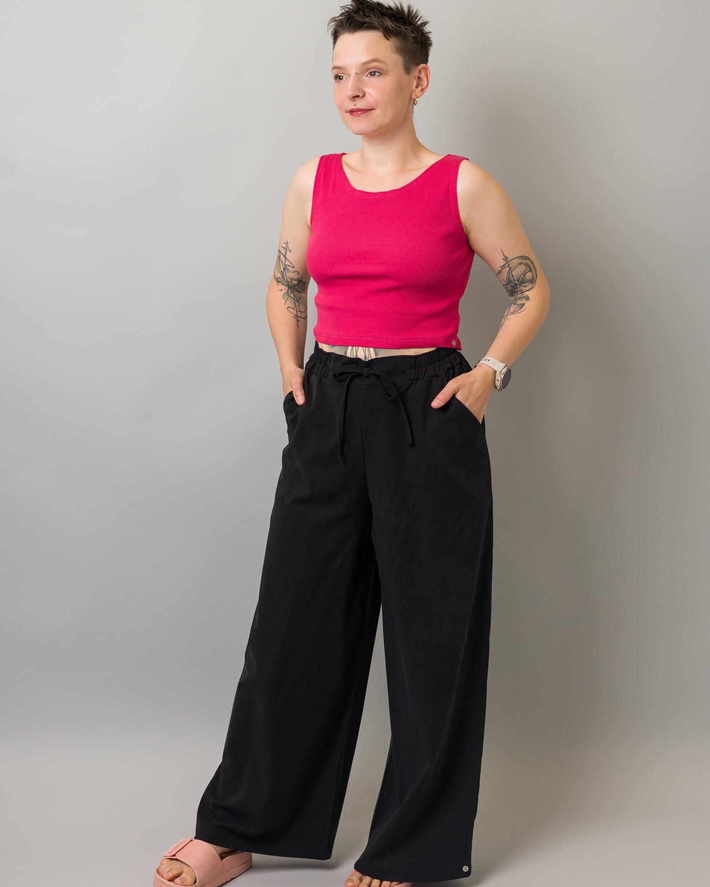 Melly trägt auf dem Foto 'Holly weites Bein' Größe M, Tenceltwill schwarz und 'Conni' Größe XS, Baumwoll-Ripp pink