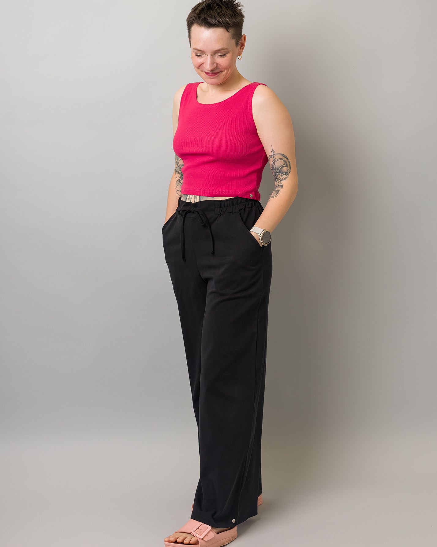 Melly trägt auf dem Foto 'Holly weites Bein' Größe M, Tenceltwill schwarz und 'Conni' Größe XS, Baumwoll-Ripp pink