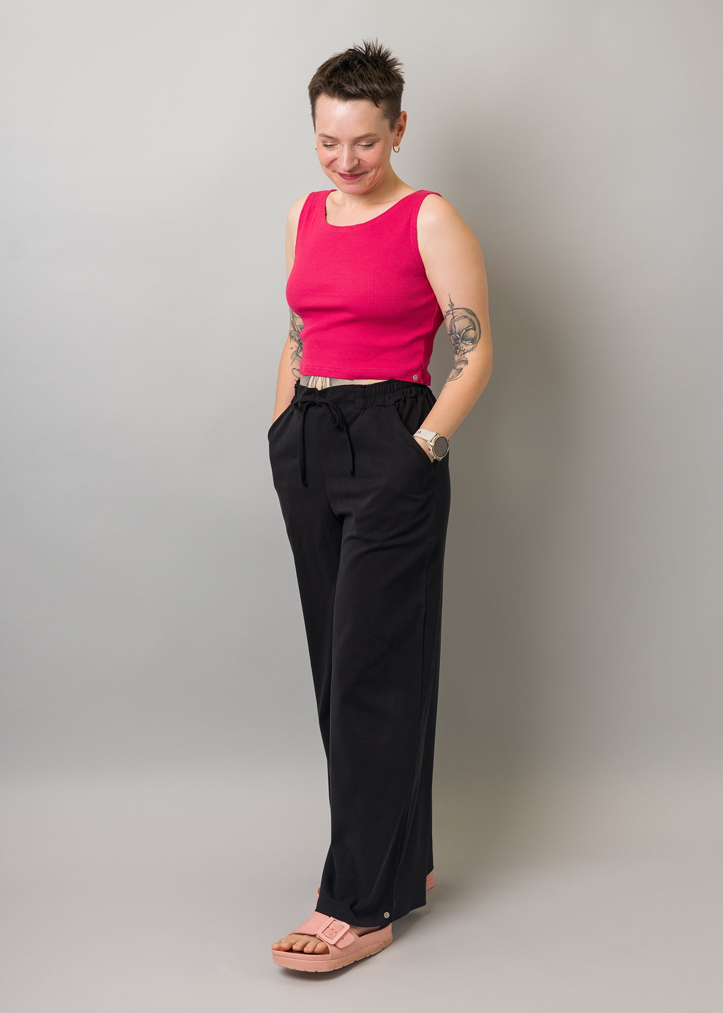 Melly trägt auf dem Foto 'Holly weites Bein' Größe M, Tenceltwill schwarz und 'Conni' Größe XS, Baumwoll-Ripp pink