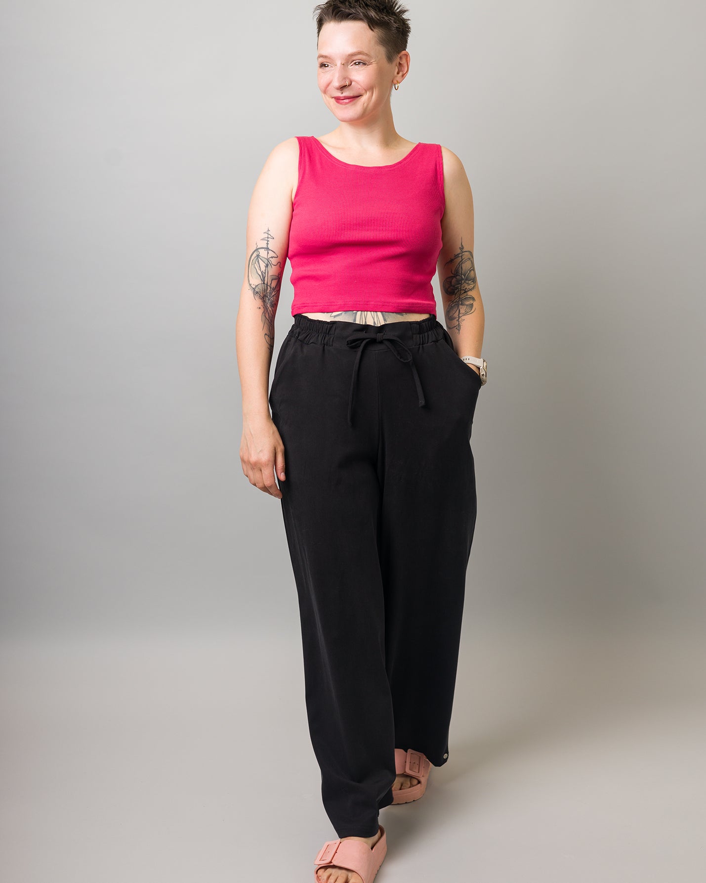 Melly trägt auf dem Foto 'Holly weites Bein' Größe M, Tenceltwill schwarz und 'Conni' Größe XS, Baumwoll-Ripp pink