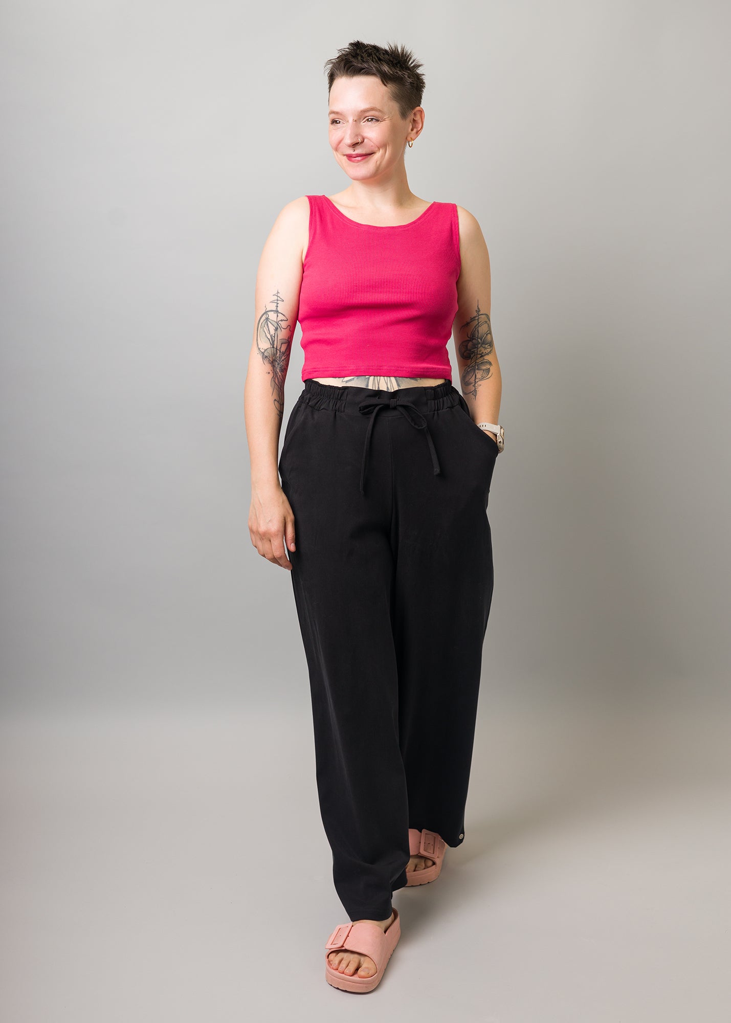 Melly trägt auf dem Foto 'Holly weites Bein' Größe M, Tenceltwill schwarz und 'Conni' Größe XS, Baumwoll-Ripp pink