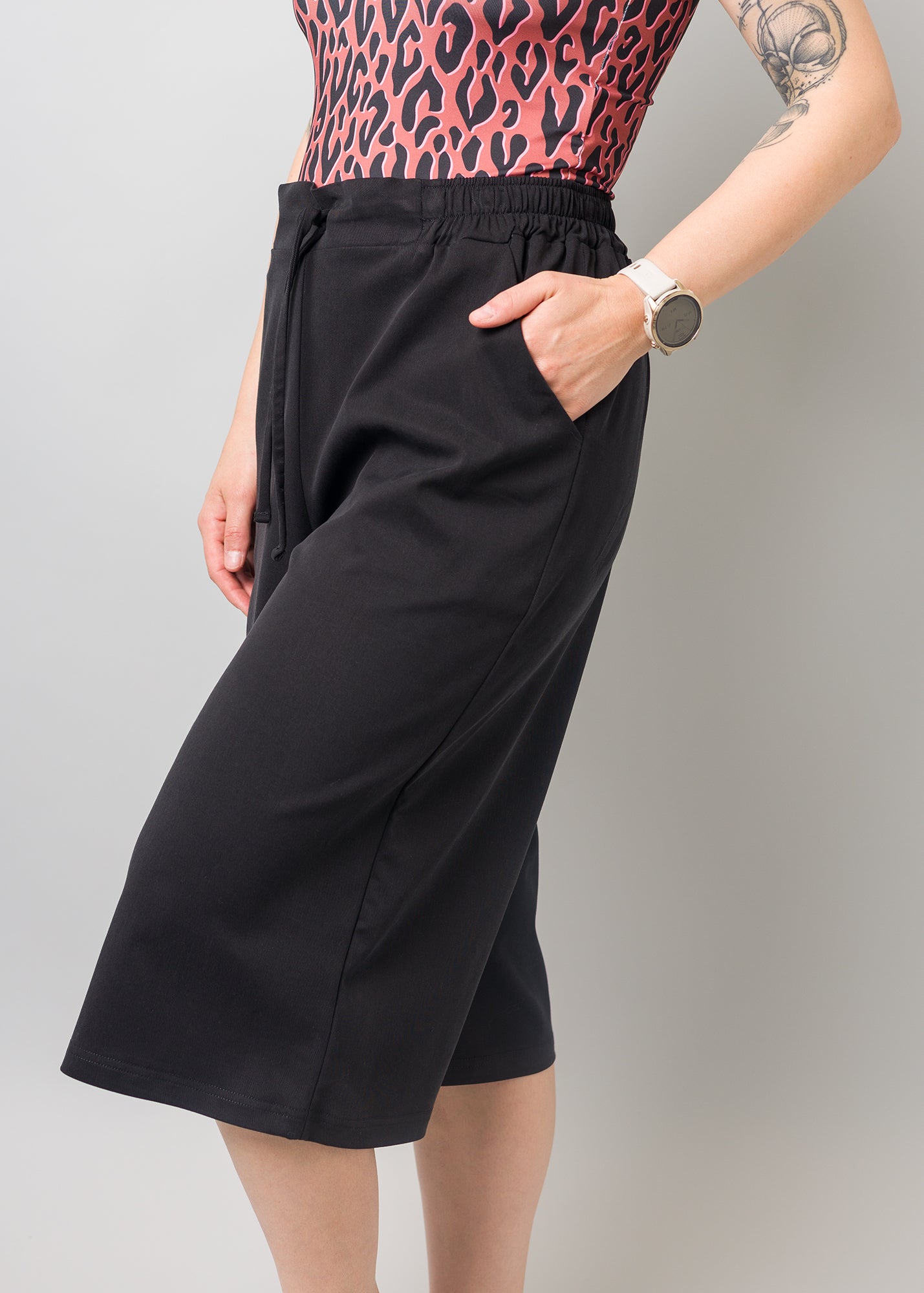 Melly trägt auf dem Foto Culotte 'Holly' Größe XXL, Tenceltwill 'schwarz'