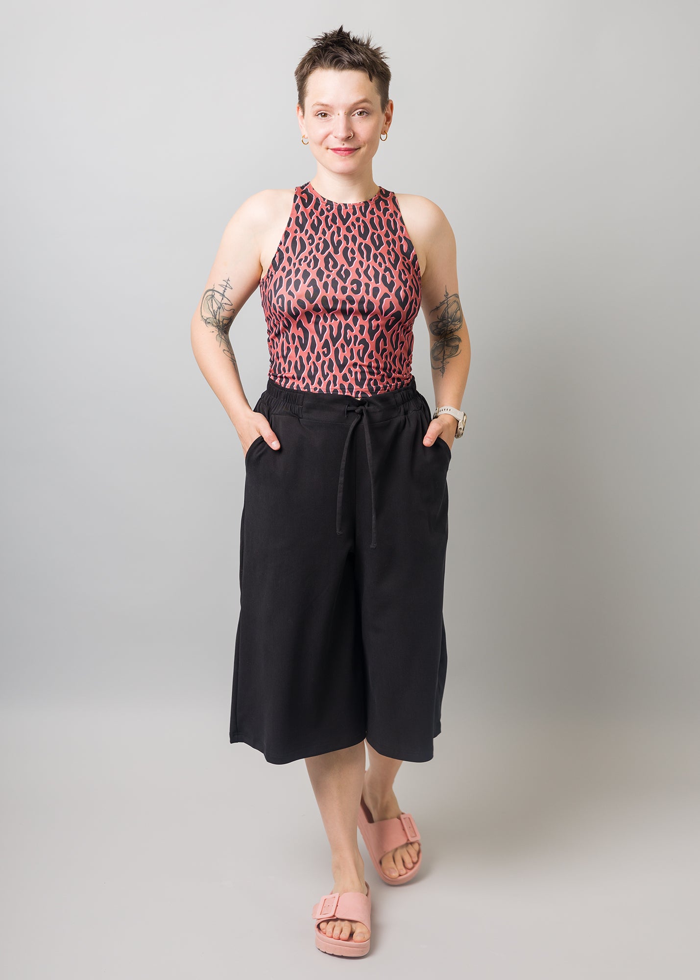 Melly trägt auf dem Foto Culotte 'Holly' Größe XXL, Tenceltwill 'schwarz'