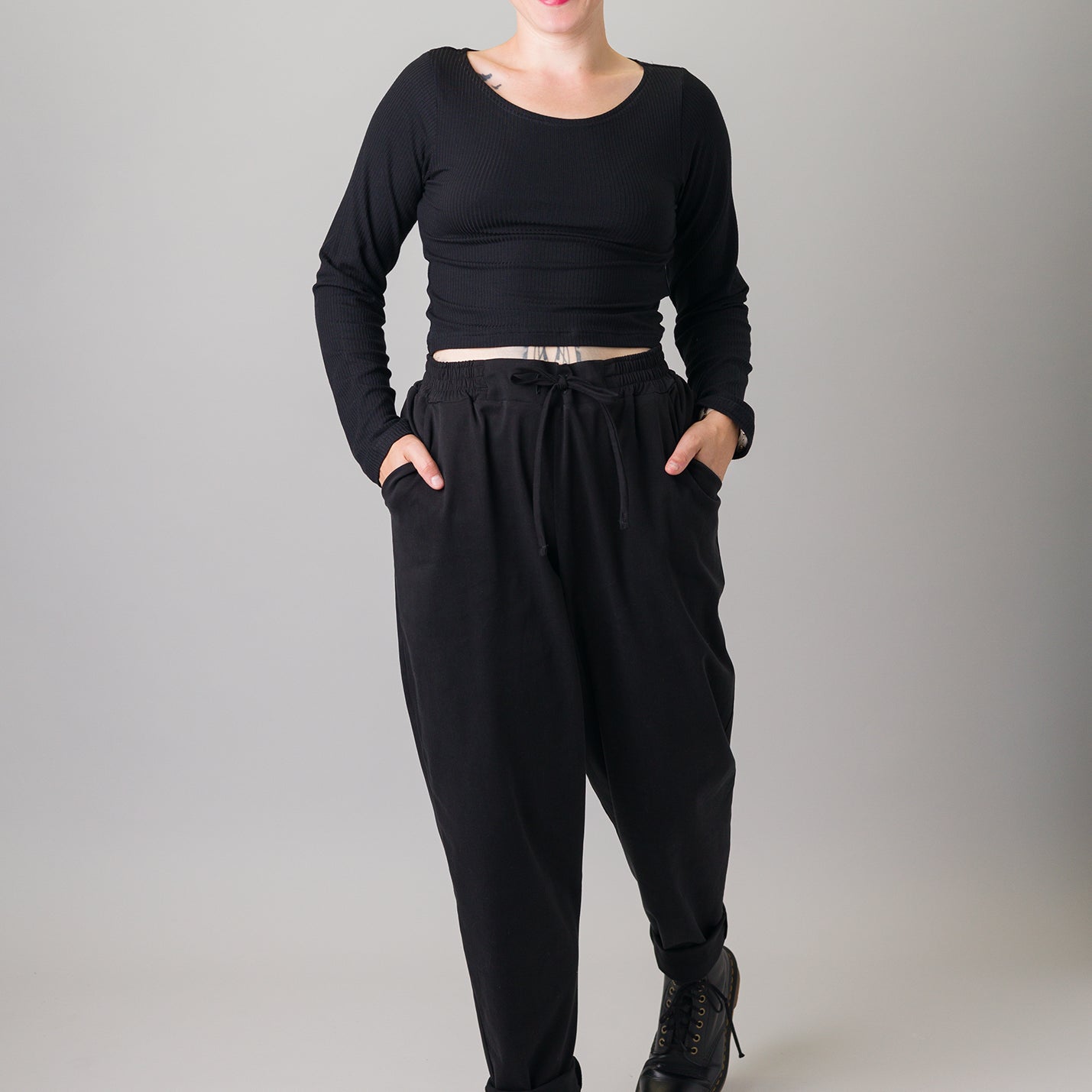 Melly trägt auf dem Foto 'Conni' Größe XS, Rippjersey schwarz und 'Holly schmales Bein' Größe L, Tenceltwill schwarz