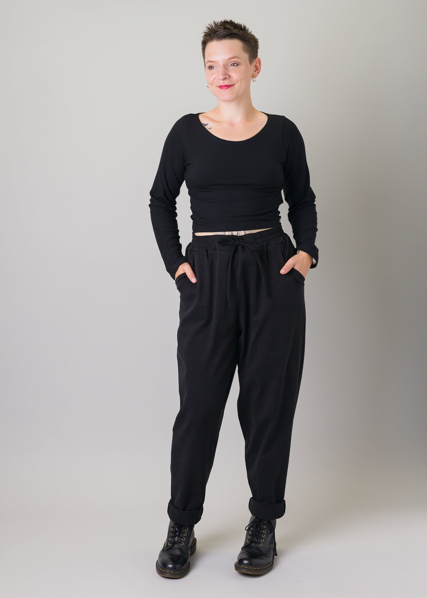 Melly trägt auf dem Foto 'Conni' Größe XS, Rippjersey schwarz und 'Holly schmales Bein' Größe L, Tenceltwill schwarz