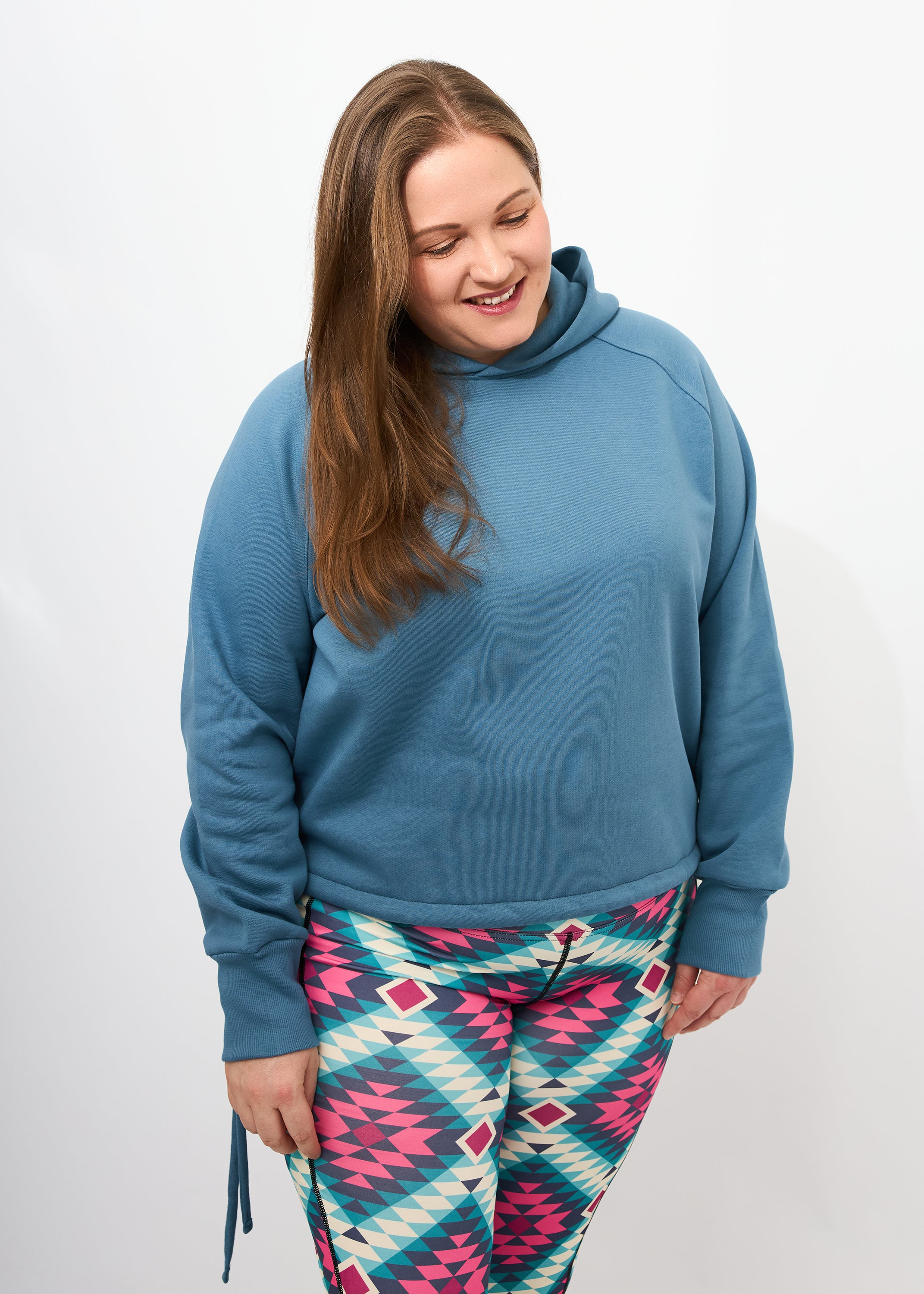 Dunja trägt auf dem Foto 'Hella' Größe XXL, Sweat 'Regen' und 'Kathrine' Sport-Leggins Größe XXL, Activewear 'Rauten'