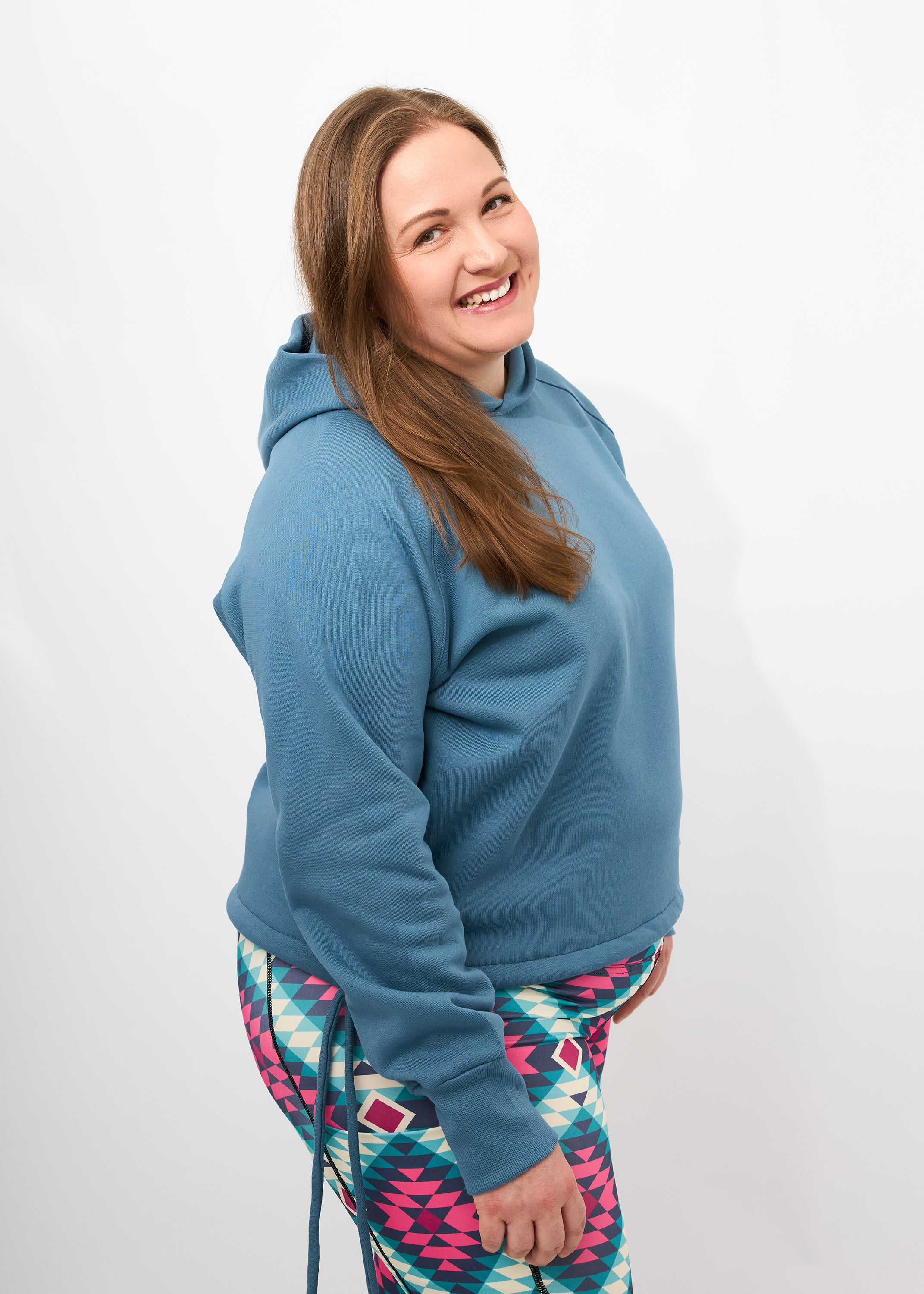 Dunja trägt auf dem Foto 'Hella' Größe XXL, Sweat 'Regen' und 'Kathrine' Sport-Leggins Größe XXL, Activewear 'Rauten'