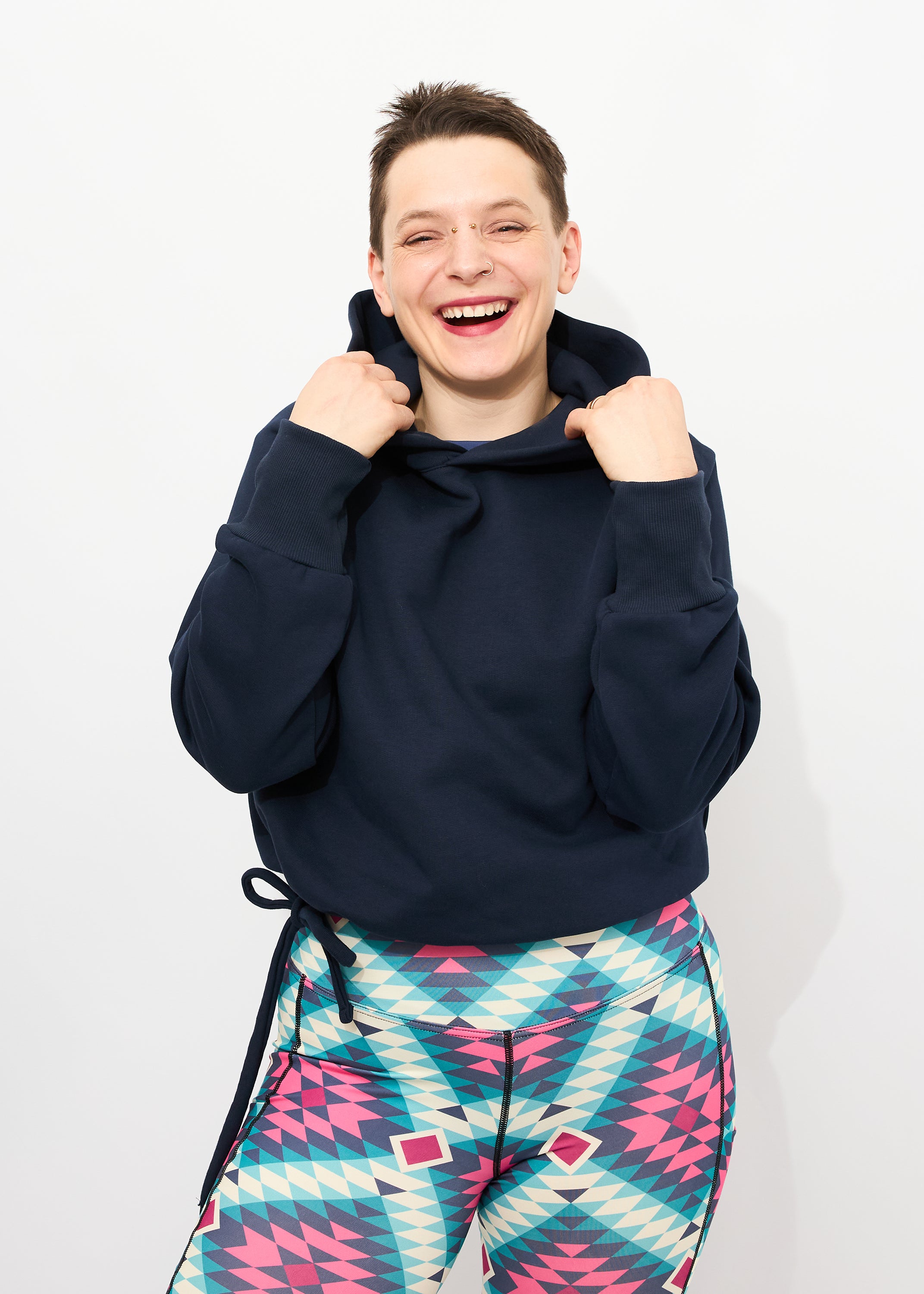 Melly trägt auf dem Foto 'Hella' Größe S, Sweat 'Dunkelblau' und 'Kathrine' Sport-Leggins Größe S, Activewear 'Rauten'