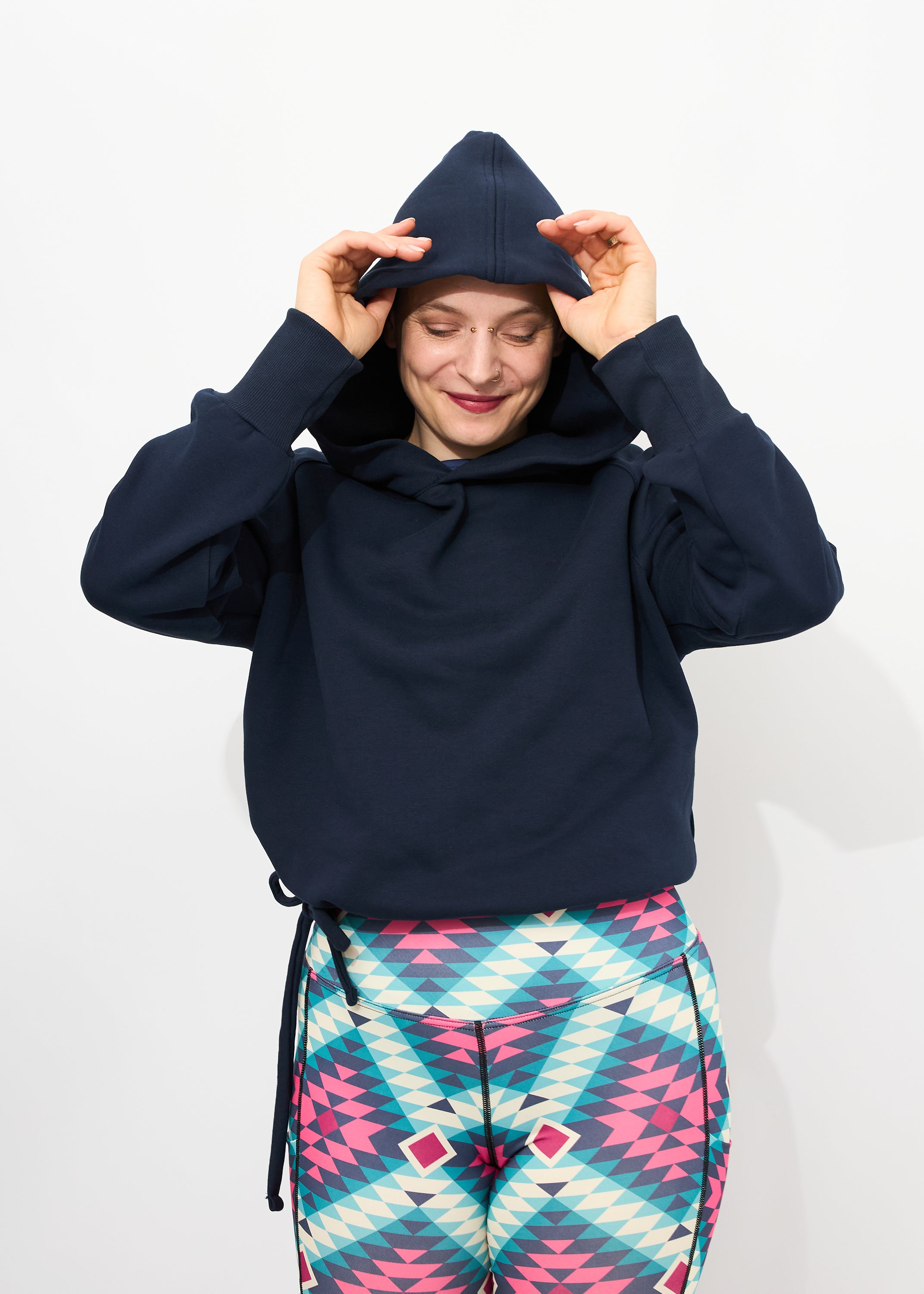 Melly trägt auf dem Foto 'Hella' Größe S, Sweat 'Dunkelblau' und 'Kathrine' Sport-Leggins Größe S, Activewear 'Rauten'