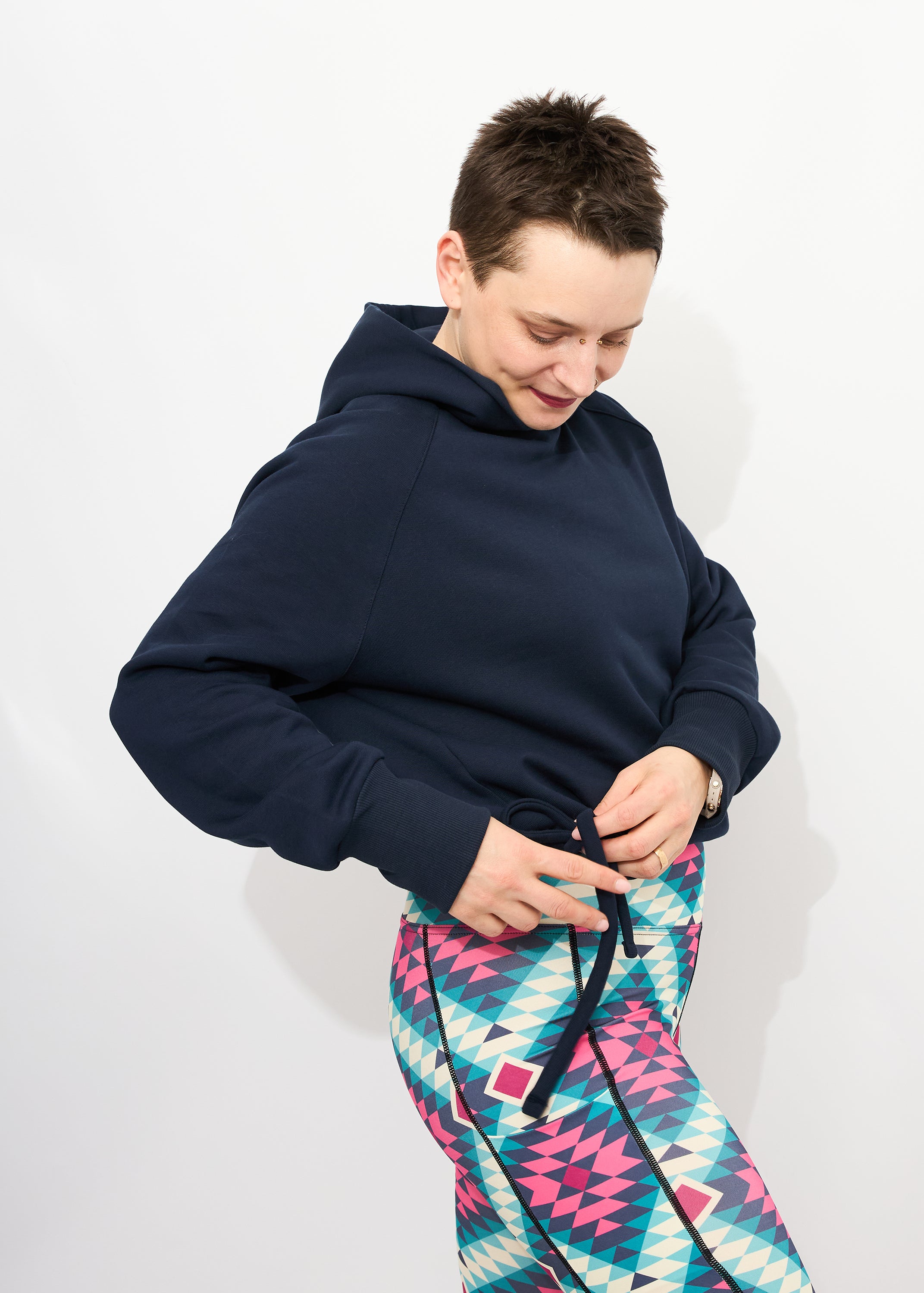 Melly trägt auf dem Foto 'Hella' Größe S, Sweat 'Dunkelblau' und 'Kathrine' Sport-Leggins Größe S, Activewear 'Rauten'