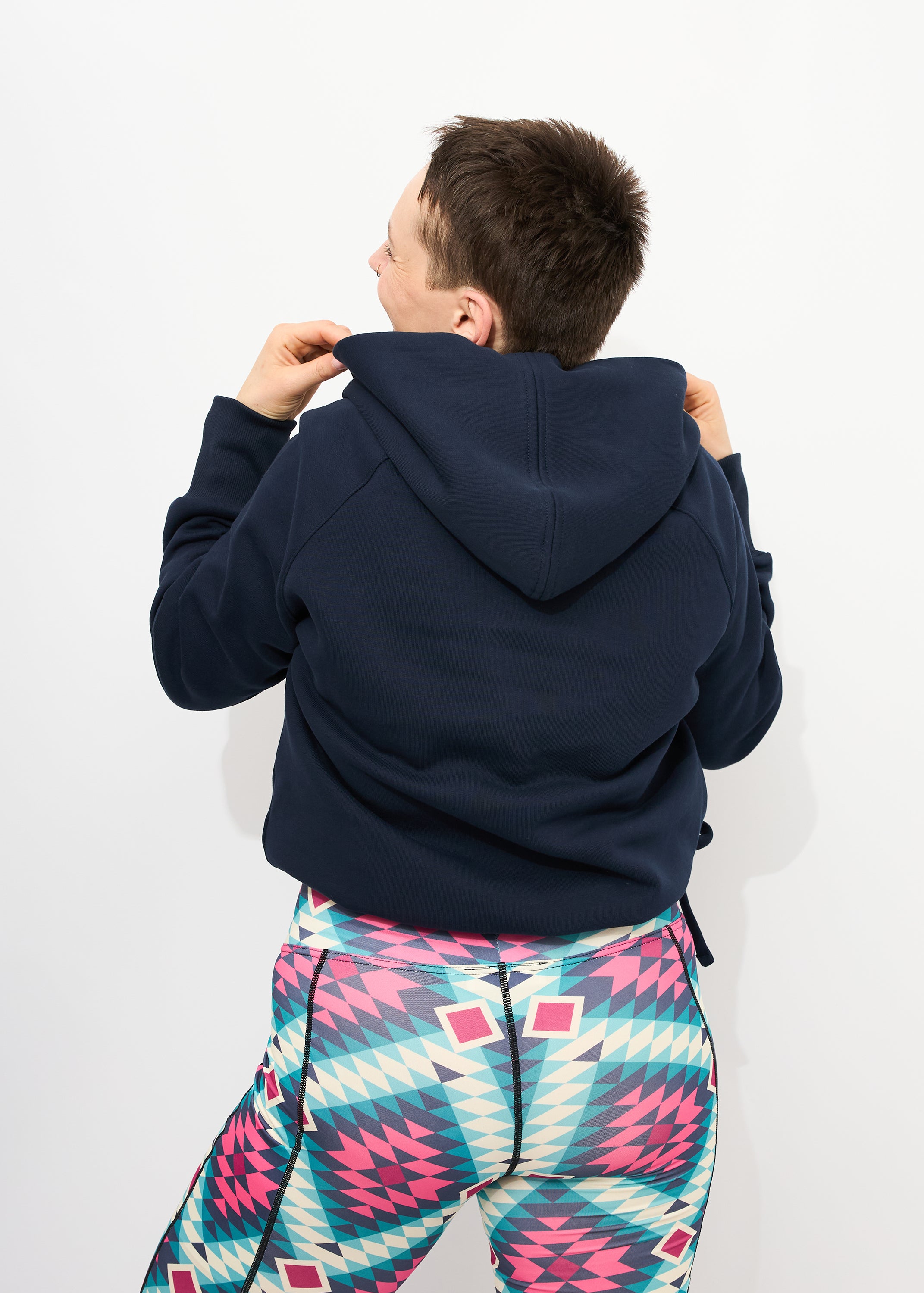 Melly trägt auf dem Foto 'Hella' Größe S, Sweat 'Dunkelblau' und 'Kathrine' Sport-Leggins Größe S, Activewear 'Rauten'