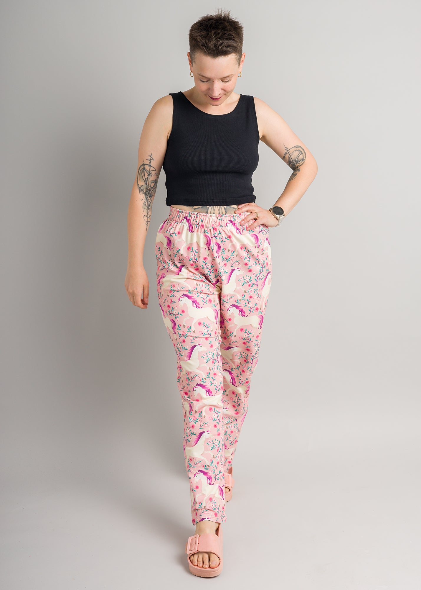 Melly trägt auf dem Foto 'Conni' Größe XS, Baumwoll-Ripp schwarz und 'Sally' Größe M, Muster elastisch 'Einhörner'