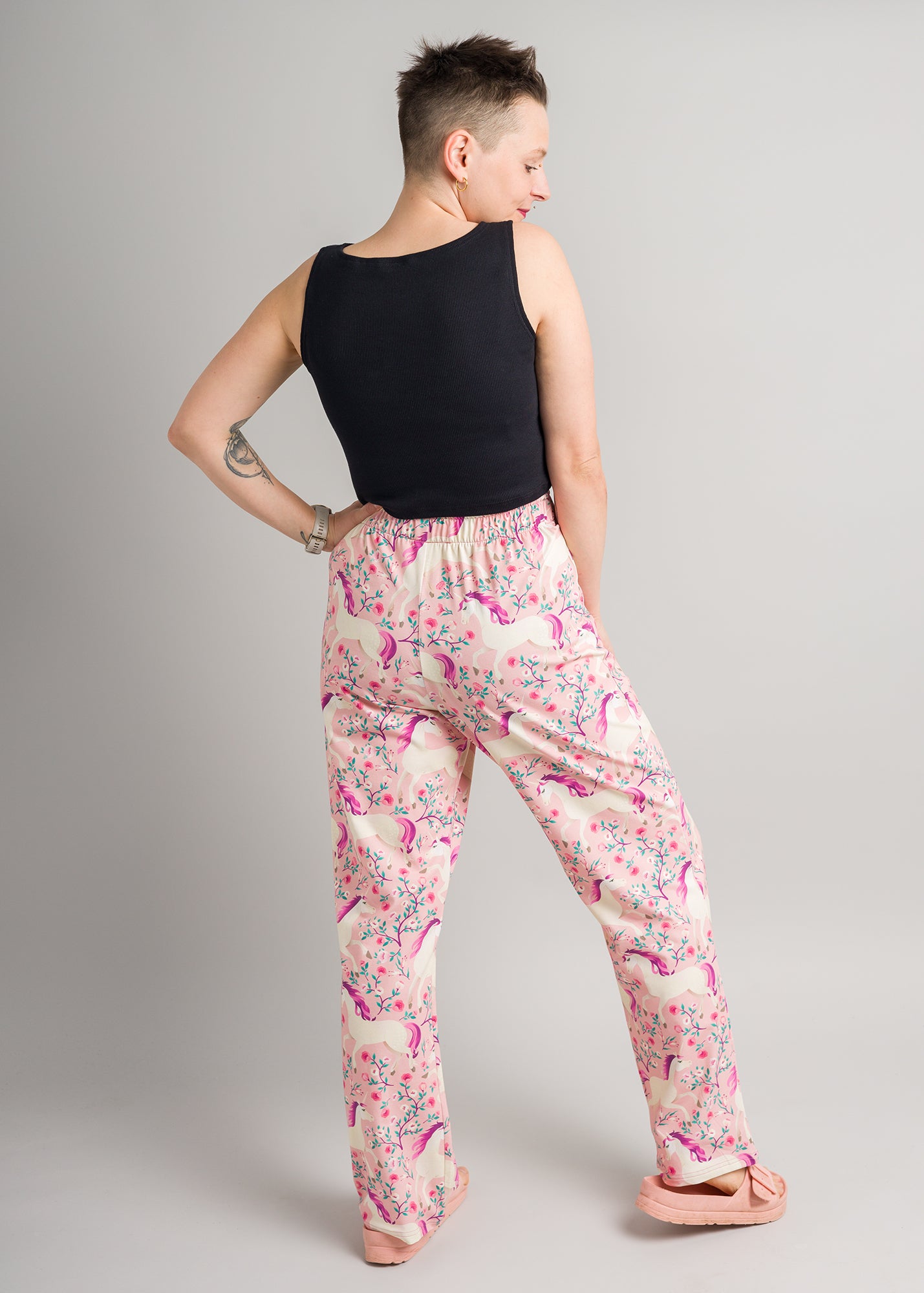 Melly trägt auf dem Foto 'Conni' Größe XS, Baumwoll-Ripp schwarz und 'Sally' Größe M, Muster elastisch 'Einhörner'