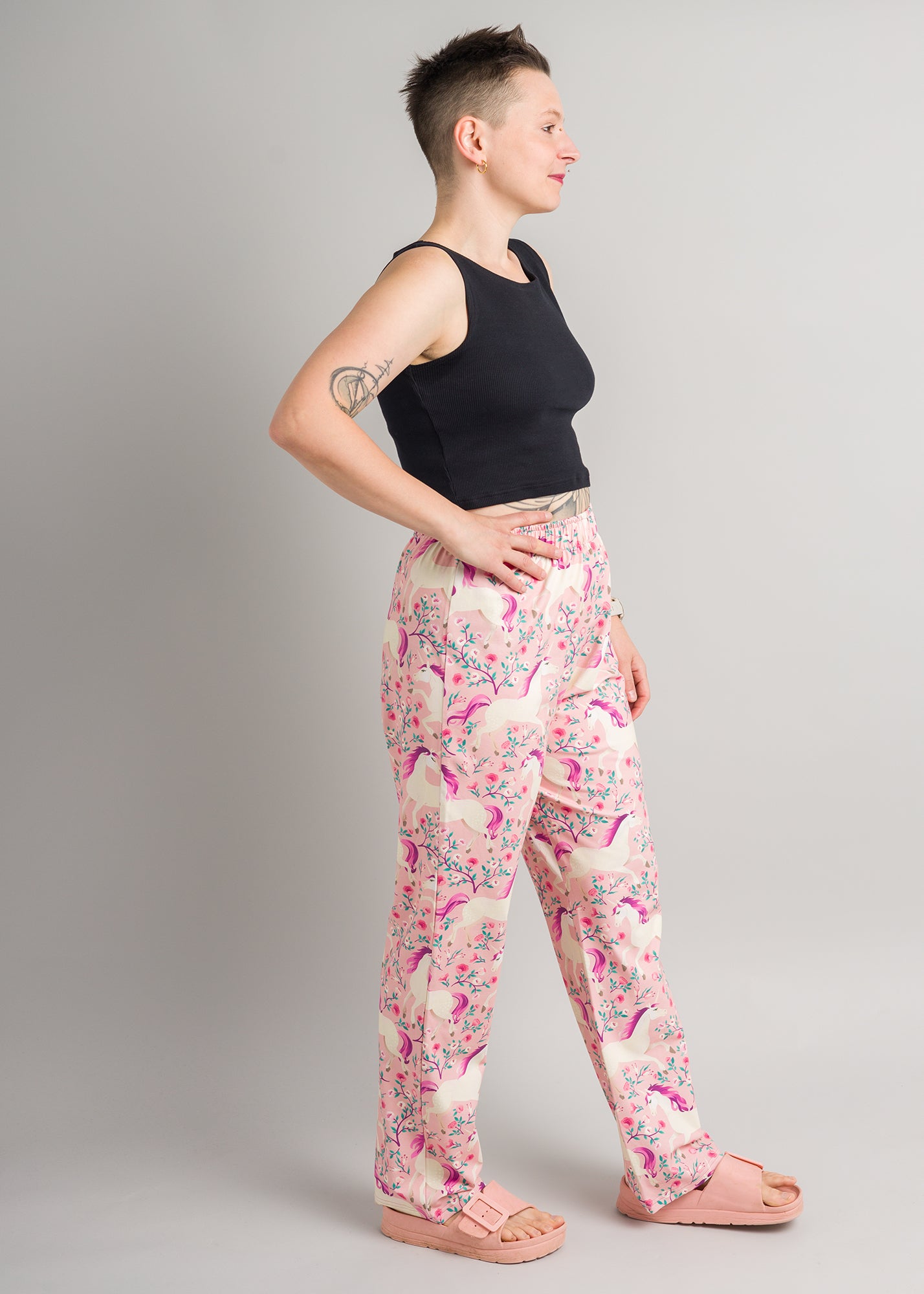 Melly trägt auf dem Foto 'Conni' Größe XS, Baumwoll-Ripp schwarz und 'Sally' Größe M, Muster elastisch 'Einhörner'