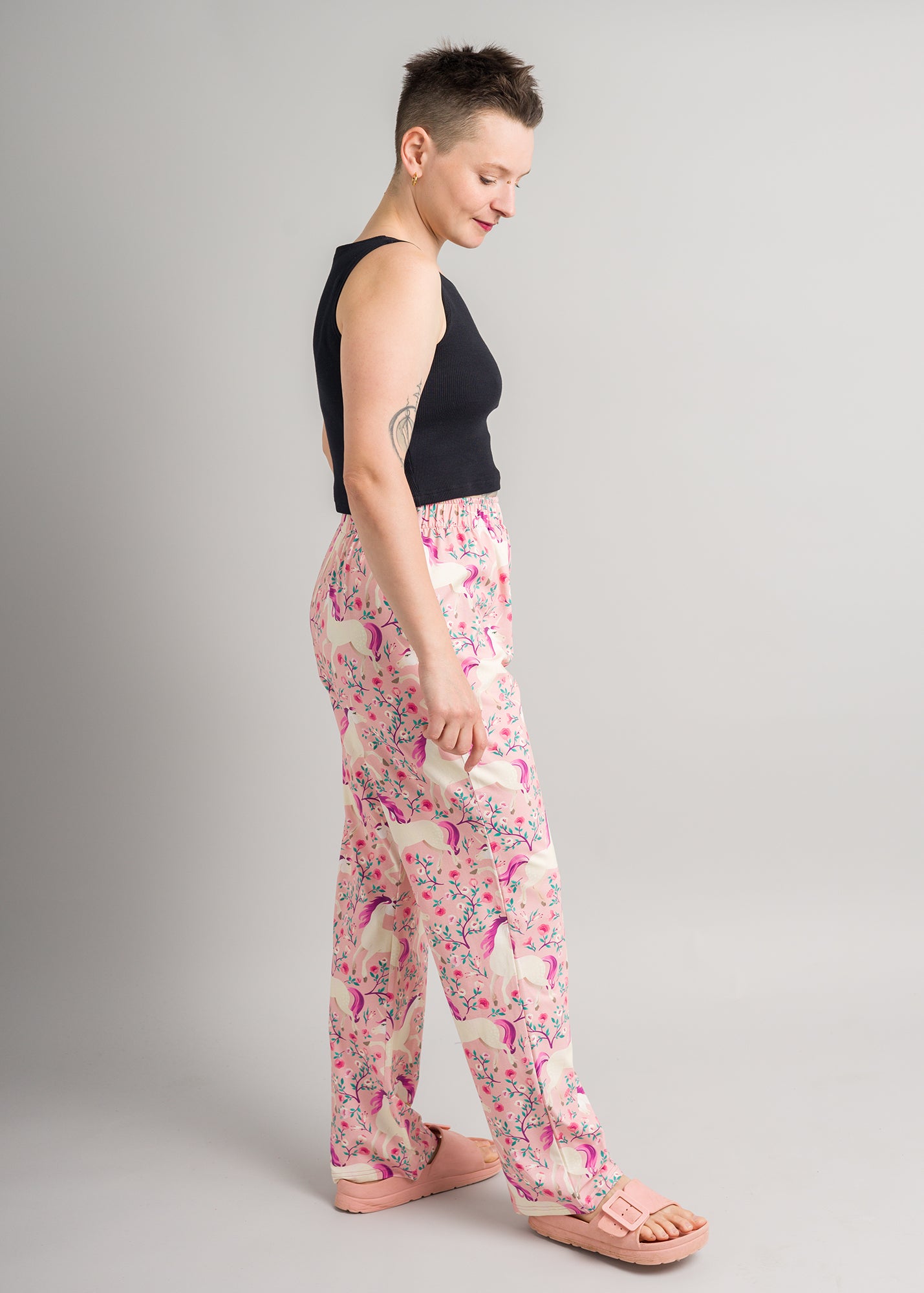 Melly trägt auf dem Foto 'Conni' Größe XS, Baumwoll-Ripp schwarz und 'Sally' Größe M, Muster elastisch 'Einhörner'