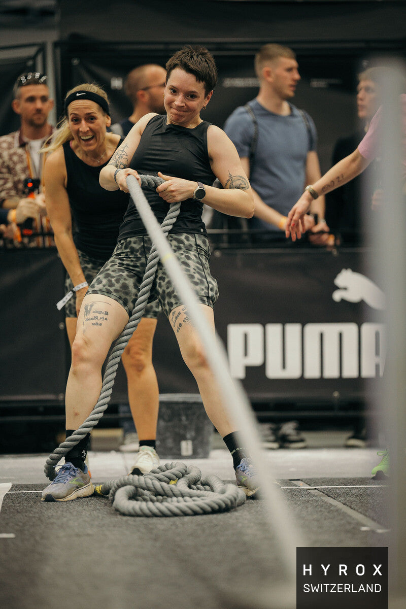 Melly trägt auf dem Foto 'Tessa' Größe S, Funktionsstoff 'schwarz'