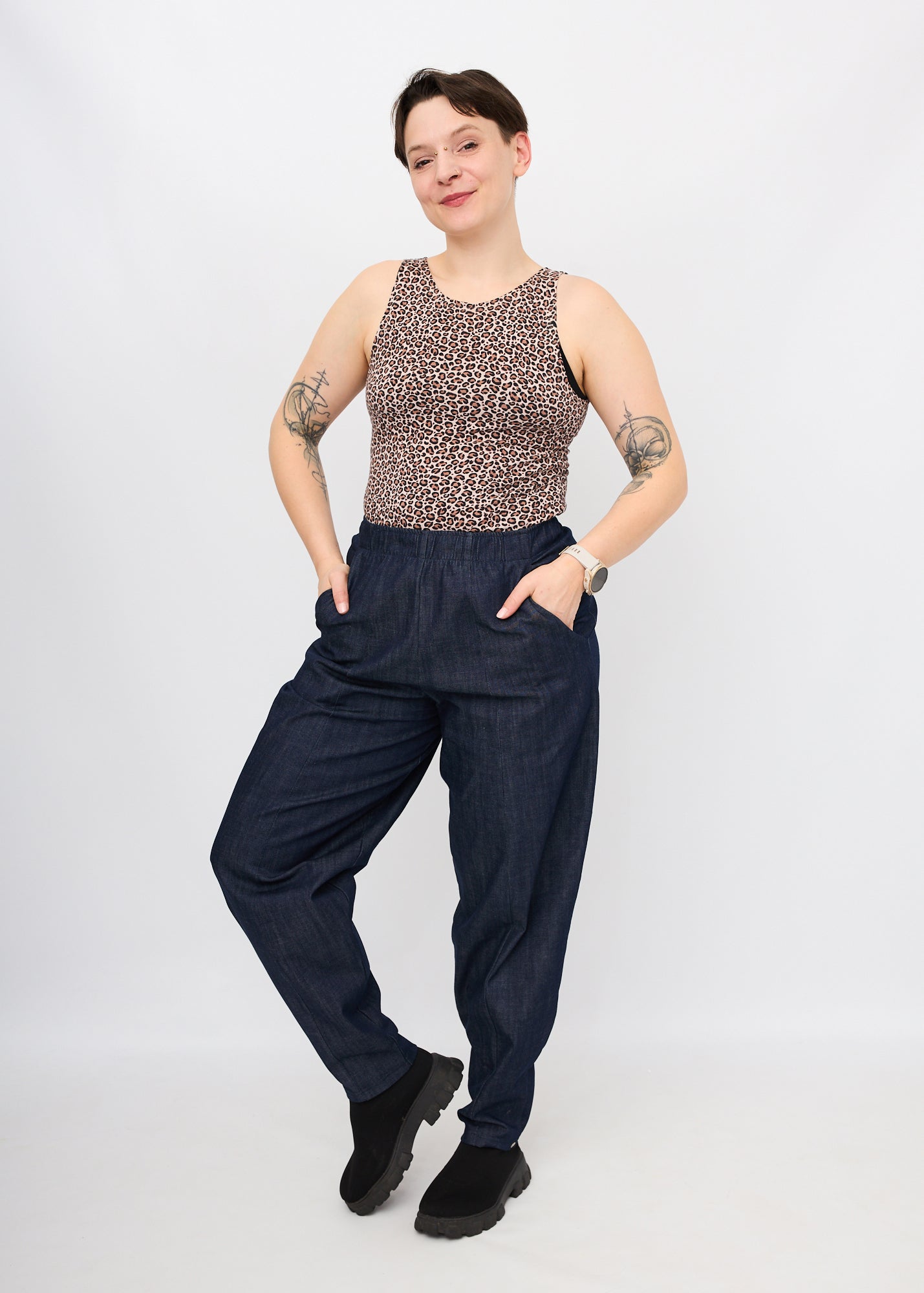 Melly trägt Betty aus Jeans in Größe M