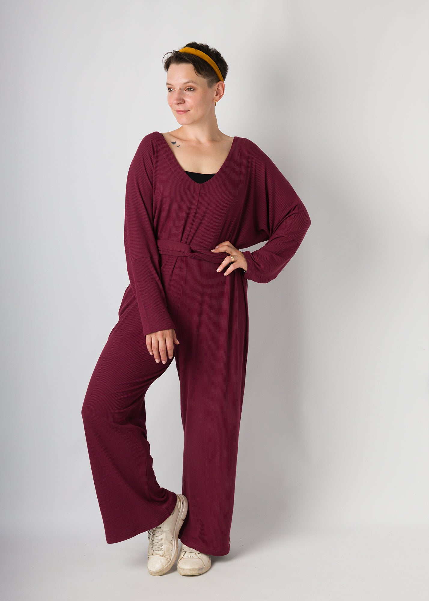 Melly trägt auf dem Foto 'Franz' Größe S, Rippjersey burgund