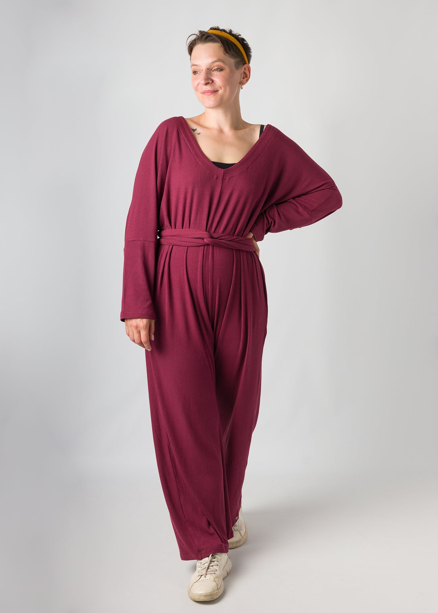 Melly trägt auf dem Foto 'Franz' Größe S, Rippjersey burgund