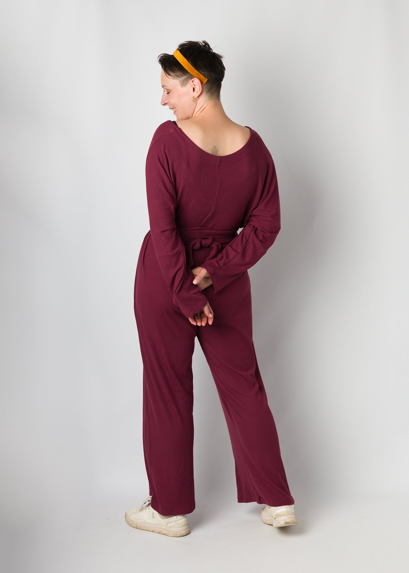 Melly trägt auf dem Foto 'Franz' Größe S, Rippjersey burgund