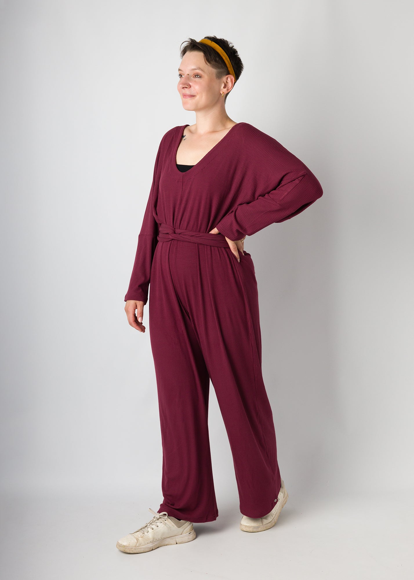 Melly trägt auf dem Foto 'Franz' Größe S, Rippjersey burgund