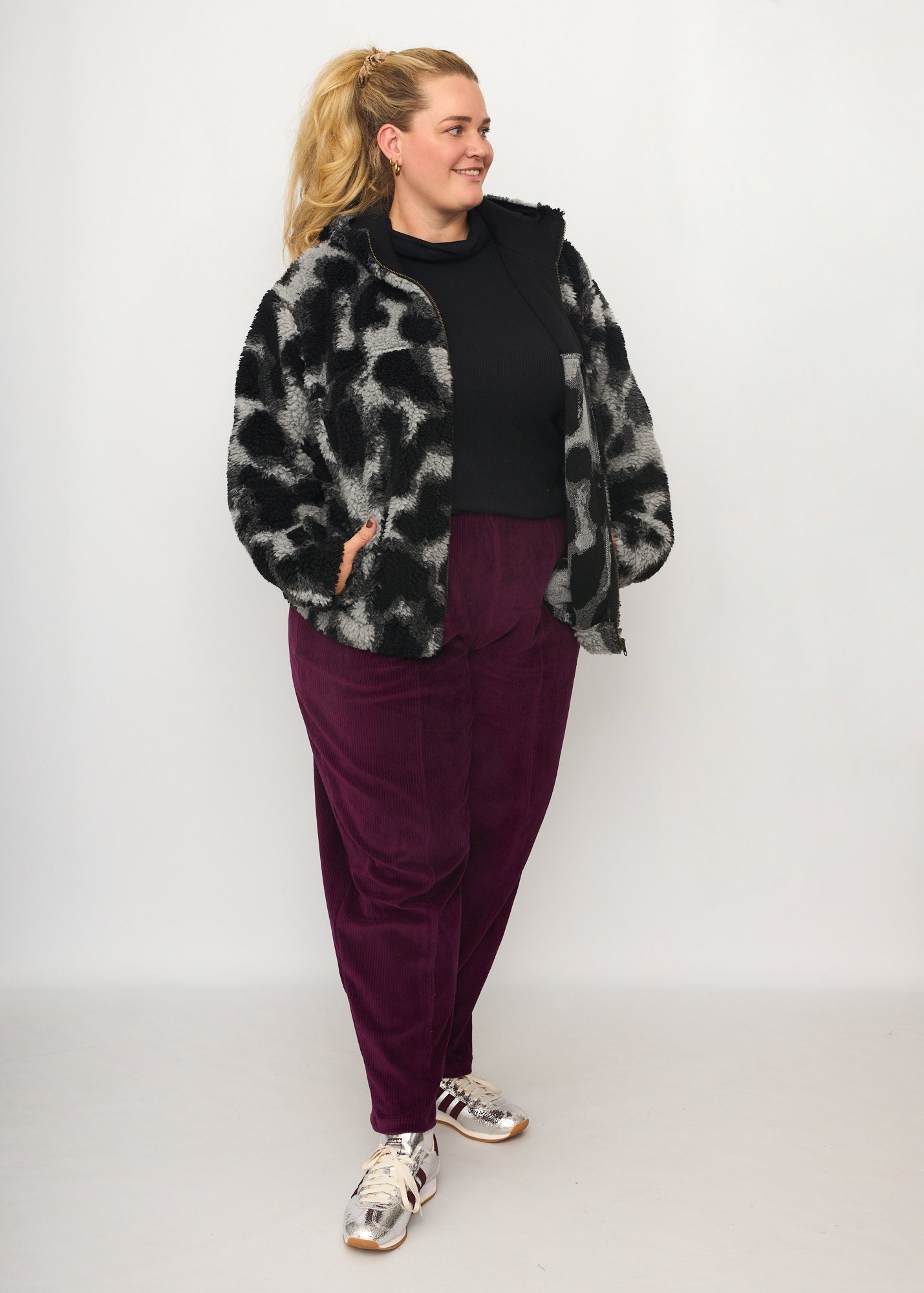 Nina trägt auf dem Foto 'Karl' Größe 4XL, Plüsch 'Dark Leobert' und 'Betty' Größe 3XL, Velvet-Cord aubergine