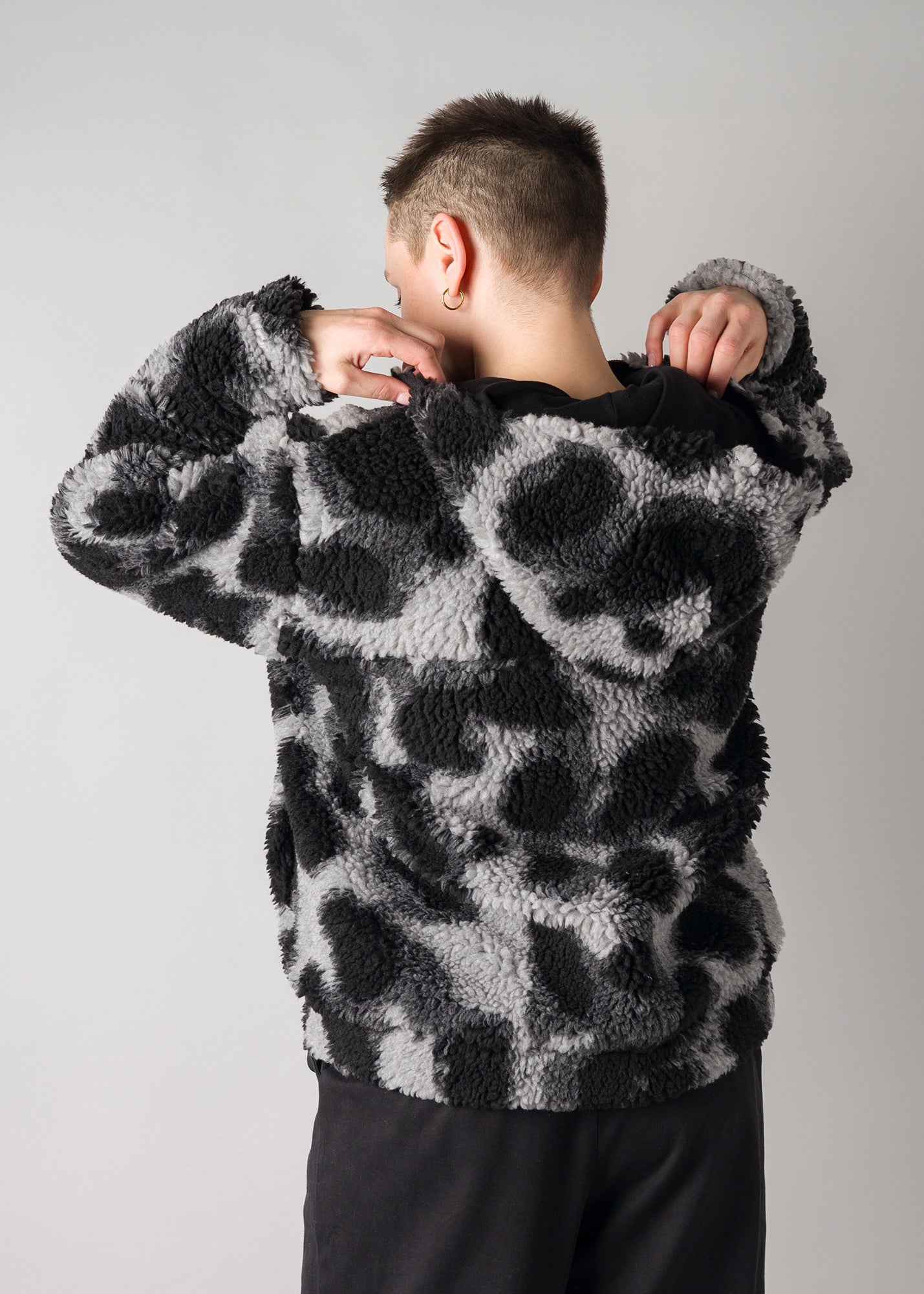 Melly trägt auf dem Foto 'Karl' Größe M, Plüsch 'Dark Leobert'