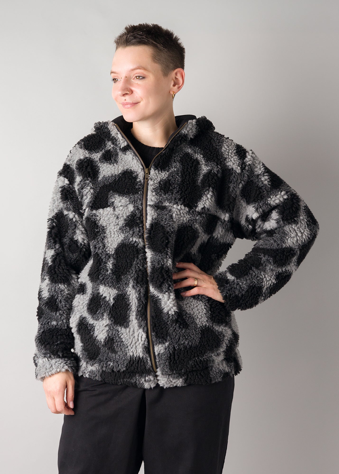 Melly trägt auf dem Foto 'Karl' Größe M, Plüsch 'Dark Leobert'