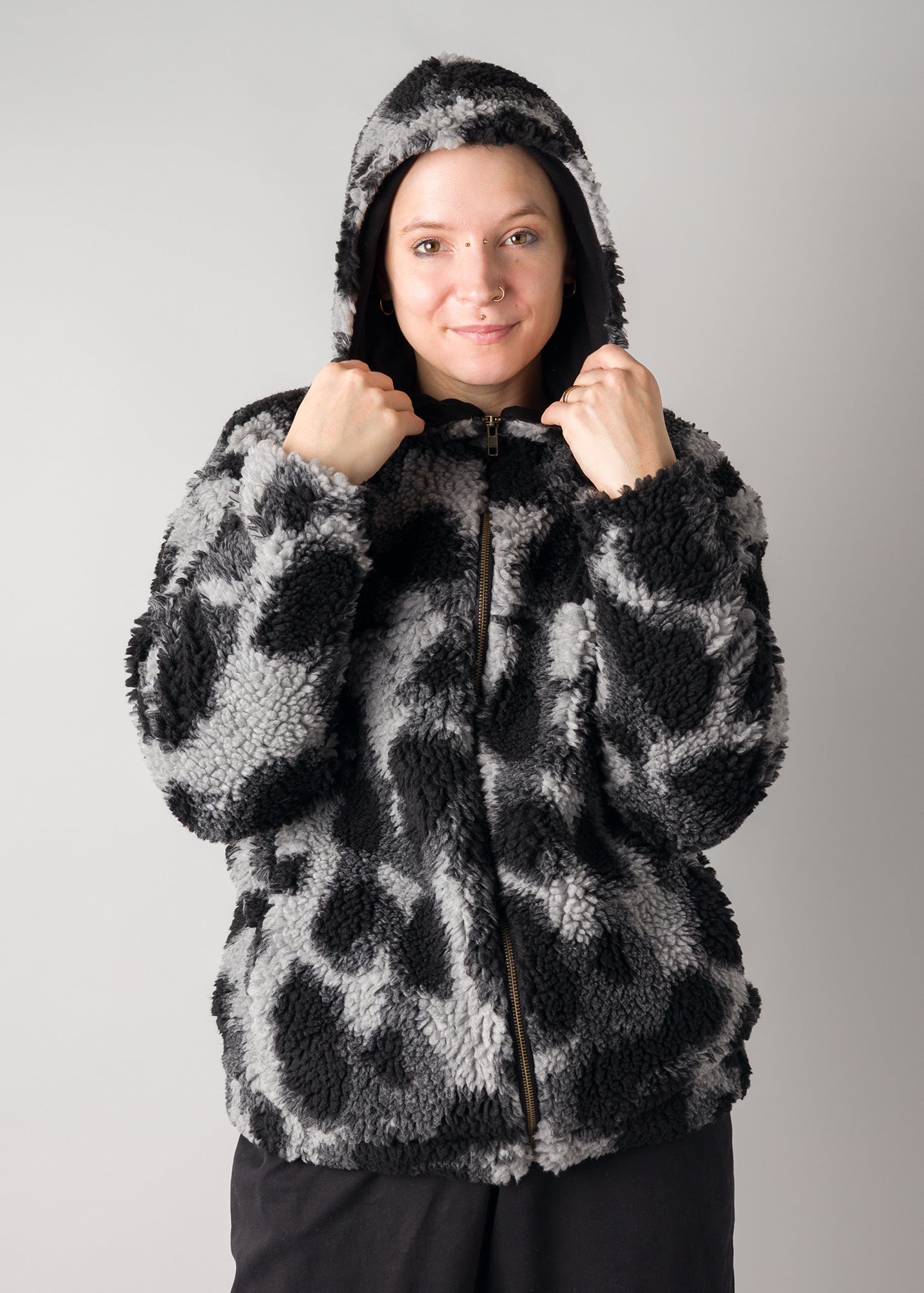 Melly trägt auf dem Foto 'Karl' Größe M, Plüsch 'Dark Leobert'