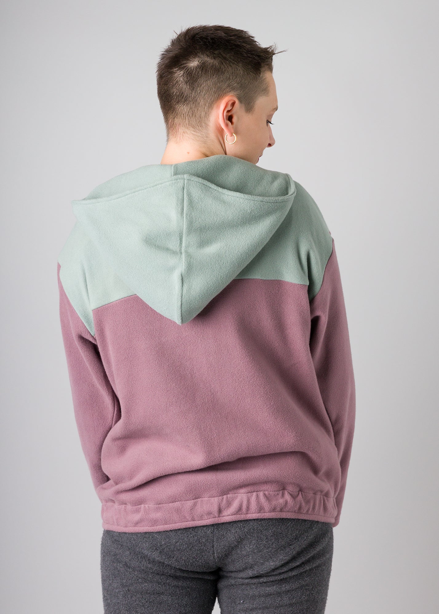 Melly trägt auf dem Foto Größe S, Fleece