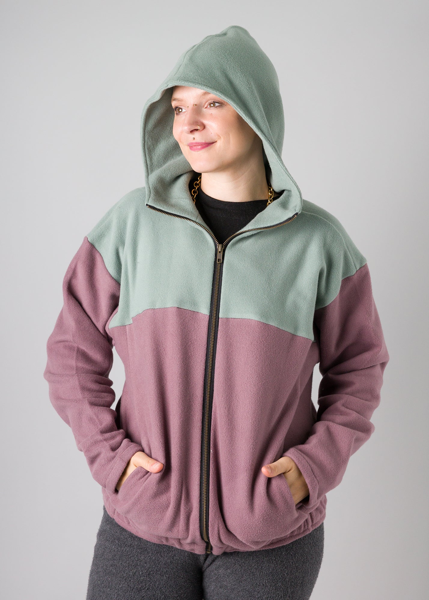 Melly trägt auf dem Foto Größe S, Fleece