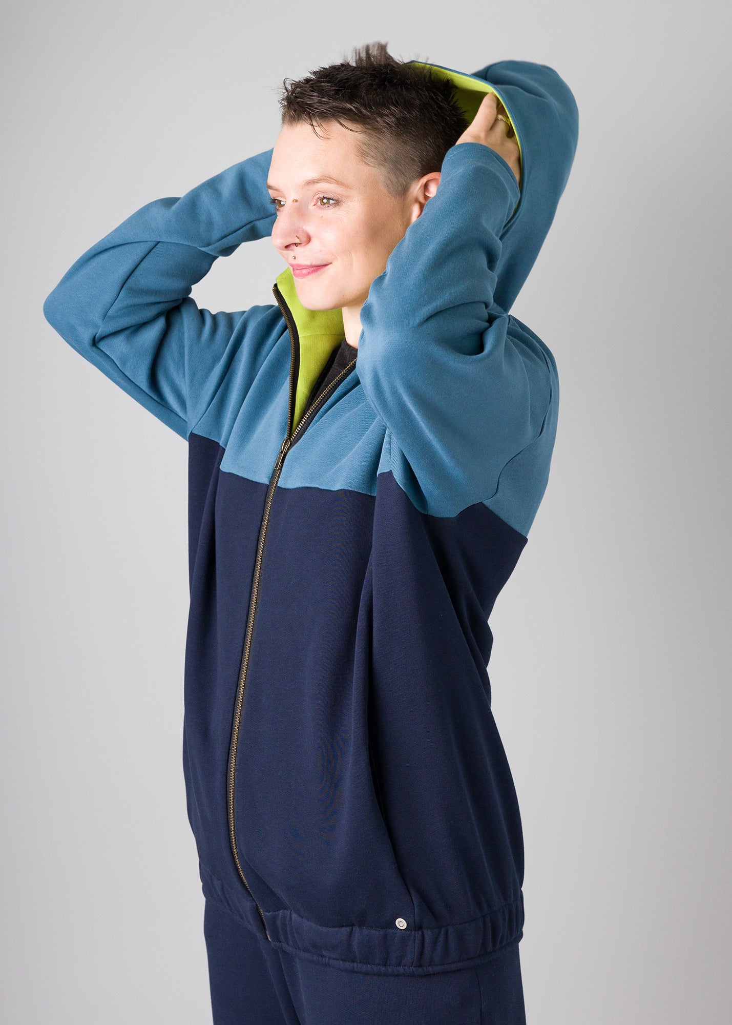 Melly trägt auf dem Foto 'Karl' Größe S, Sweat regen, dunkelblau, limette