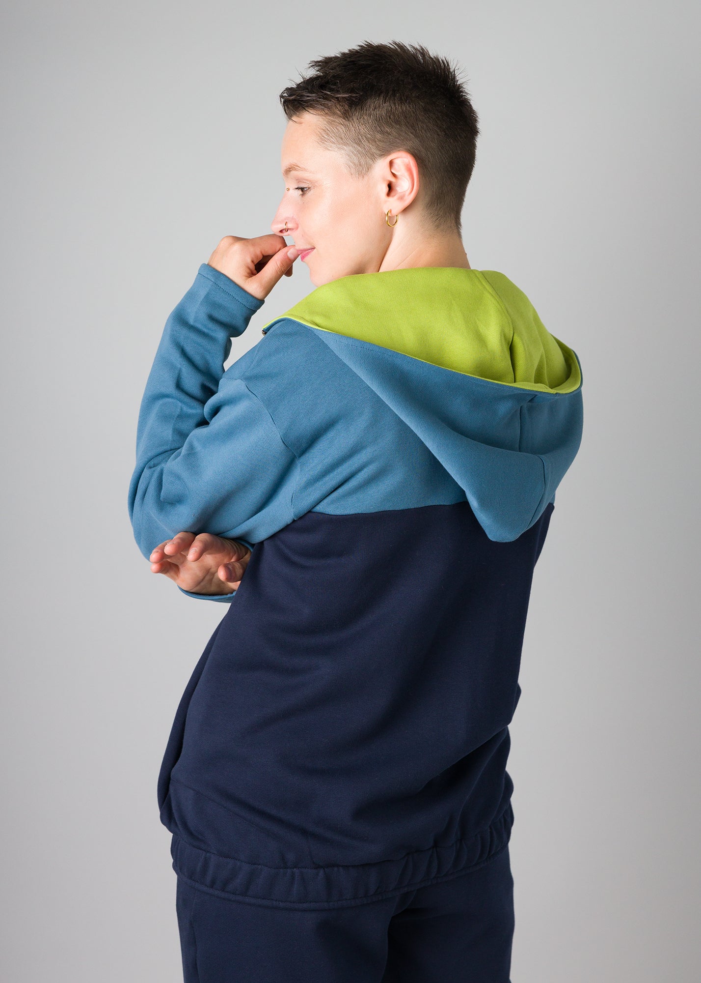Melly trägt auf dem Foto 'Karl' Größe S, Sweat regen, dunkelblau, limette