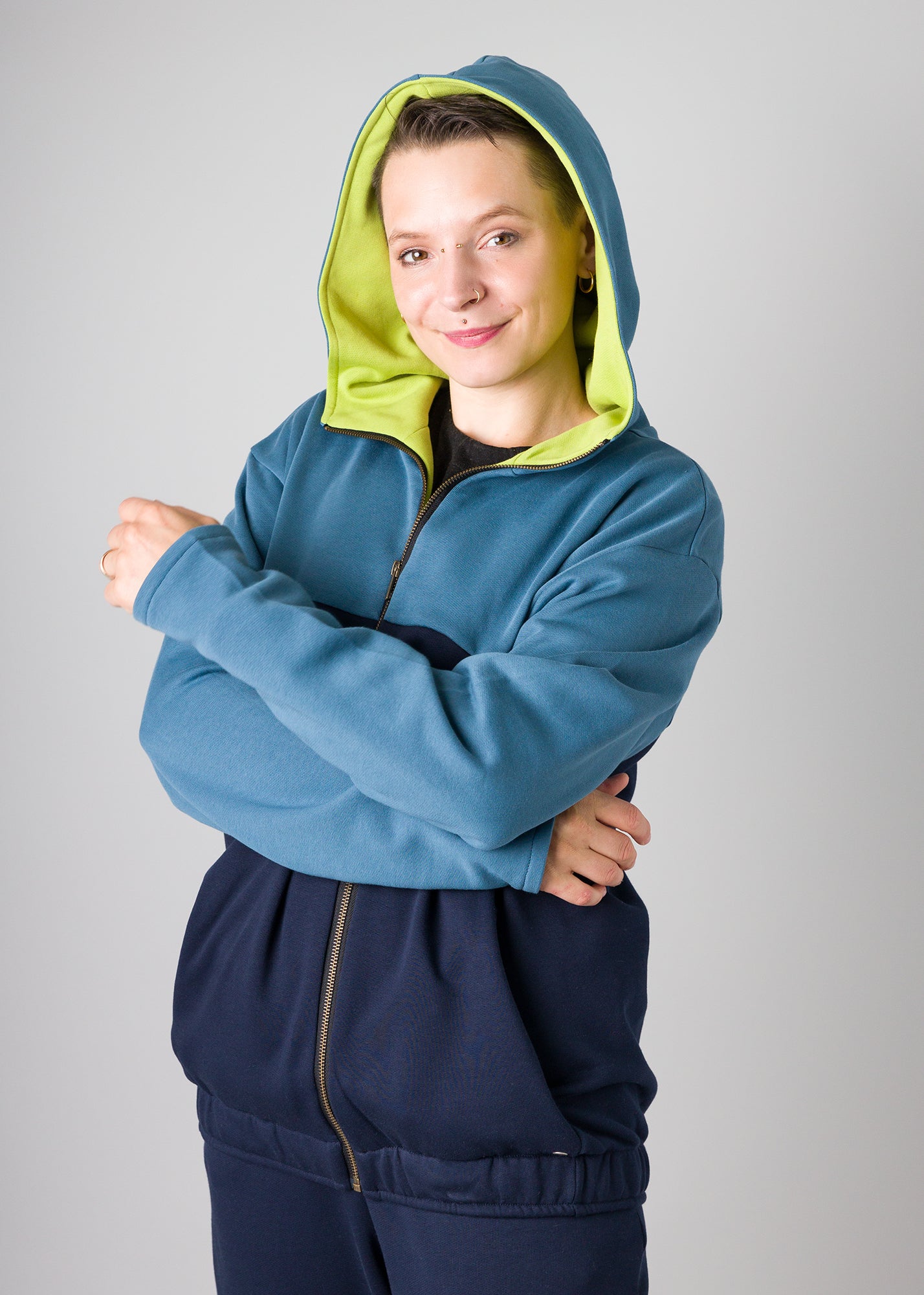 Melly trägt auf dem Foto 'Karl' Größe S, Sweat regen, dunkelblau, limette