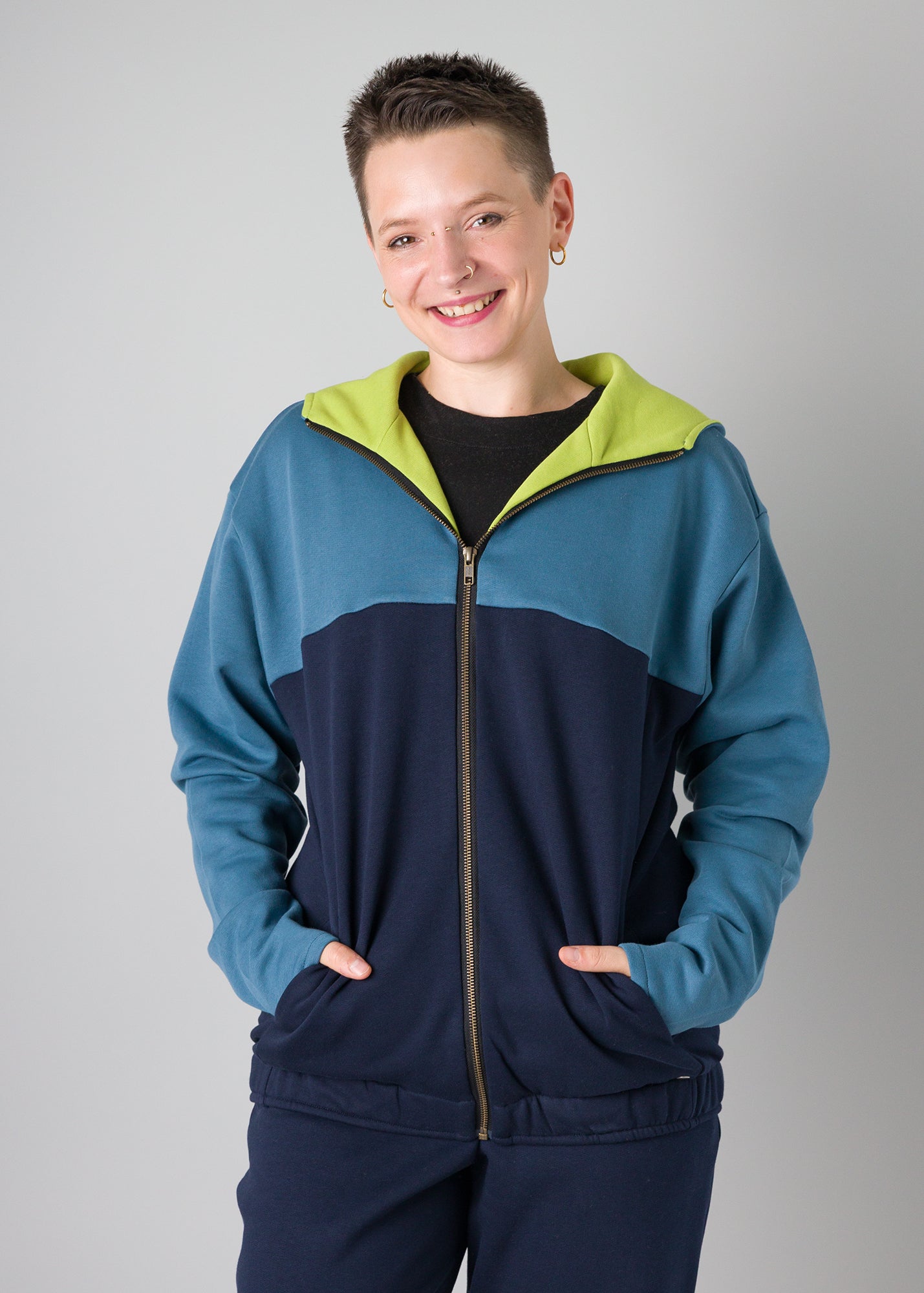 Melly trägt auf dem Foto 'Karl' Größe S, Sweat regen, dunkelblau, limette