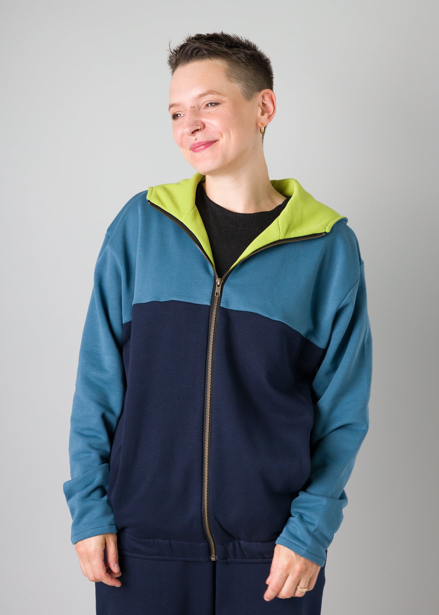 Melly trägt auf dem Foto 'Karl' Größe S, Sweat regen, dunkelblau, limette