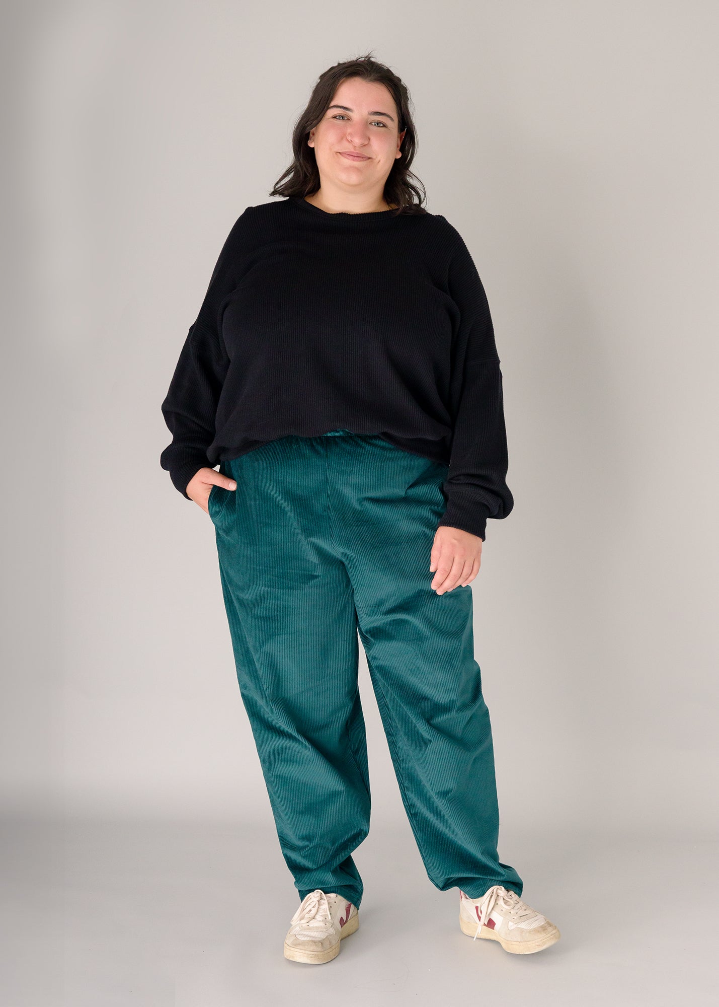 Flores trägt auf dem Foto 'Karo' Größe XXXL, Cord und 'Sophie'