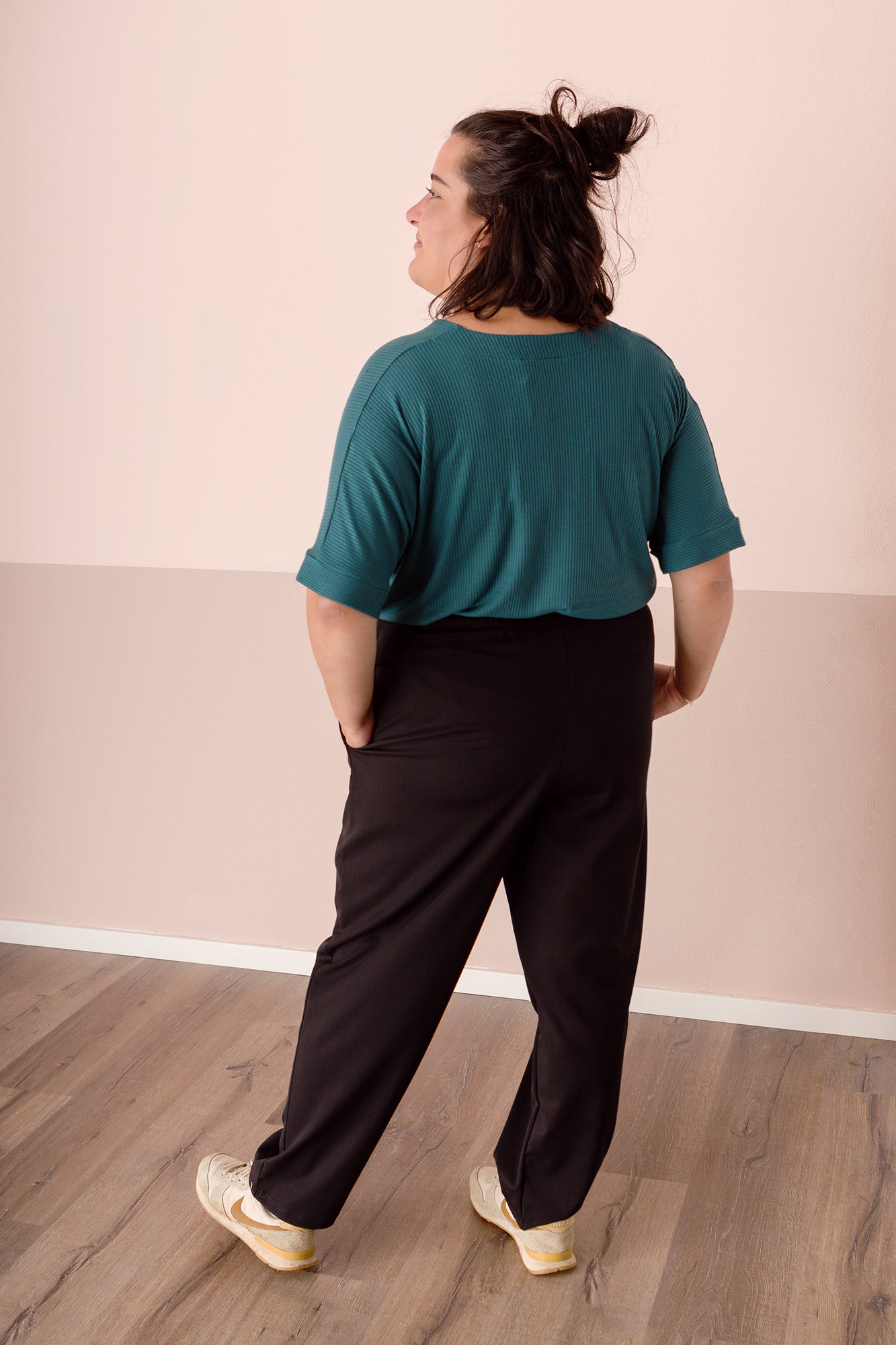 Flores trägt auf dem Foto 'Ophelia' Größe XXXL, Rippjersey Smaragd und 'Karo' Größe XXXL, Tenceltwill schwarz