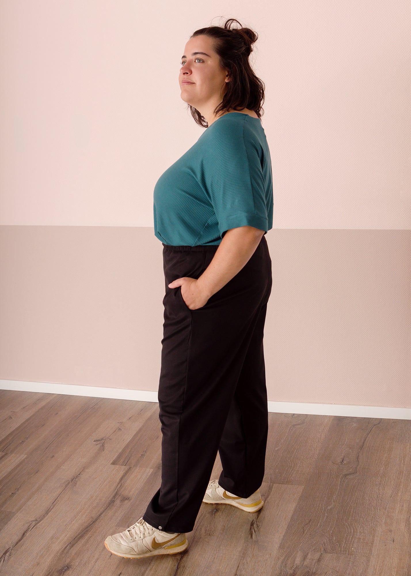 Flores trägt auf dem Foto 'Ophelia' Größe XXXL, Rippjersey Smaragd und 'Karo' Größe XXXL, Tenceltwill schwarz