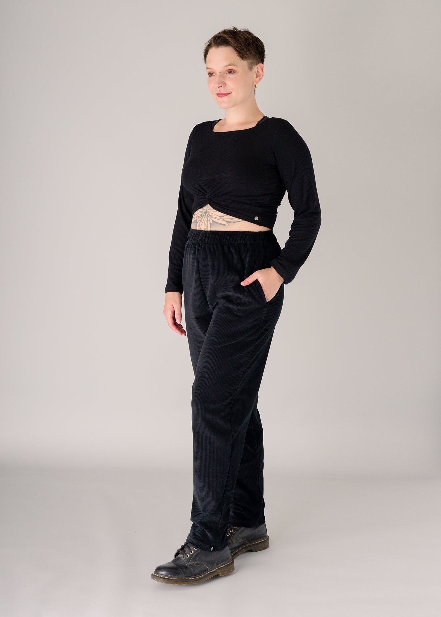 Melly trägt auf dem Foto 'Clara' Größe S, Rippjersey schwarz und 'Karo' Größe M, Velvet-Cord schwarz