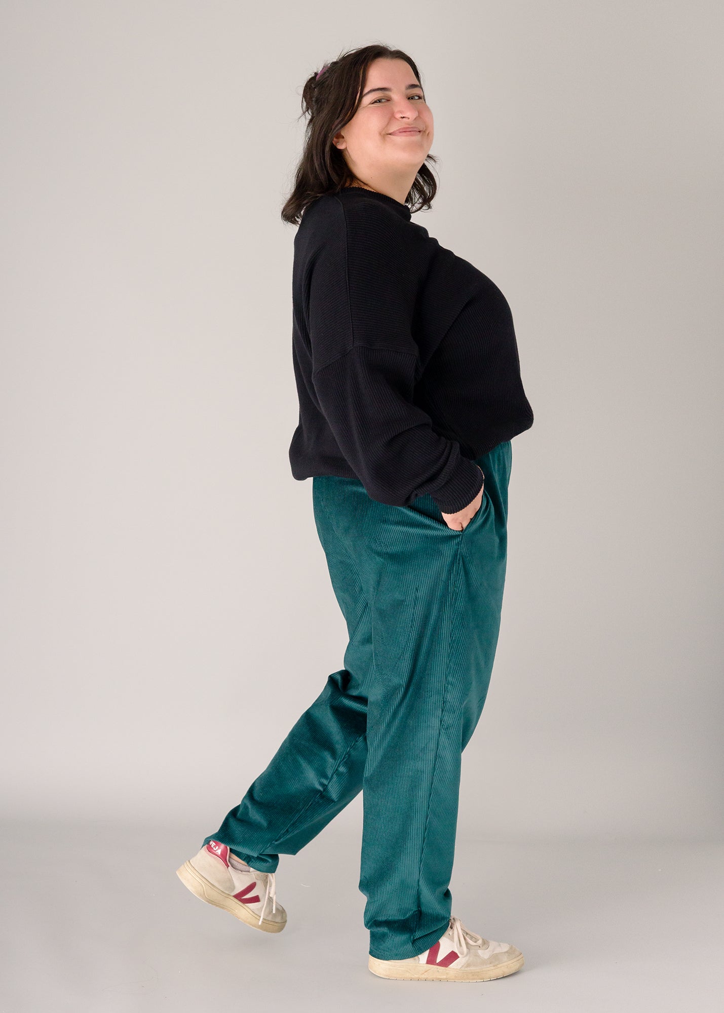 Flores trägt auf dem Foto 'Karo' Größe XXXL, Cord und 'Sophie'