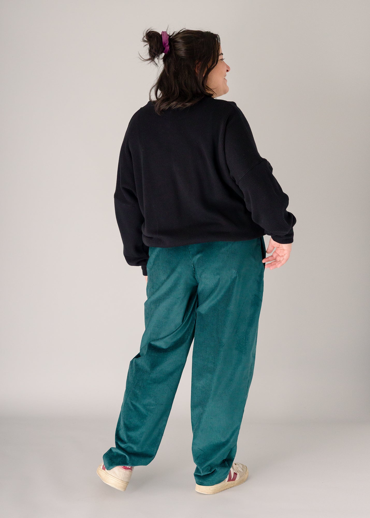 Flores trägt auf dem Foto 'Karo' Größe XXXL, Cord und 'Sophie'