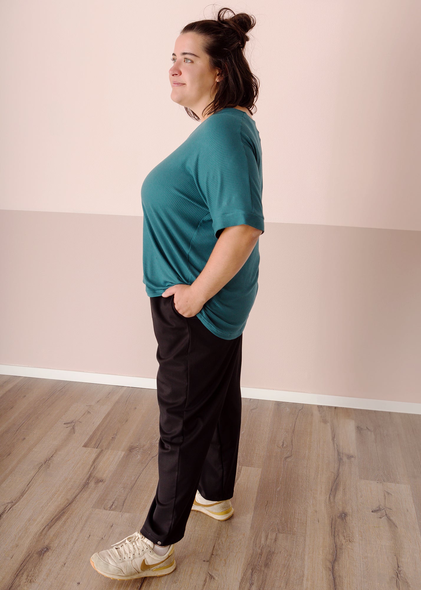 Flores trägt auf dem Foto 'Ophelia' Größe XXXL, Rippjersey Smaragd und 'Karo' Größe XXXL, Tenceltwill schwarz