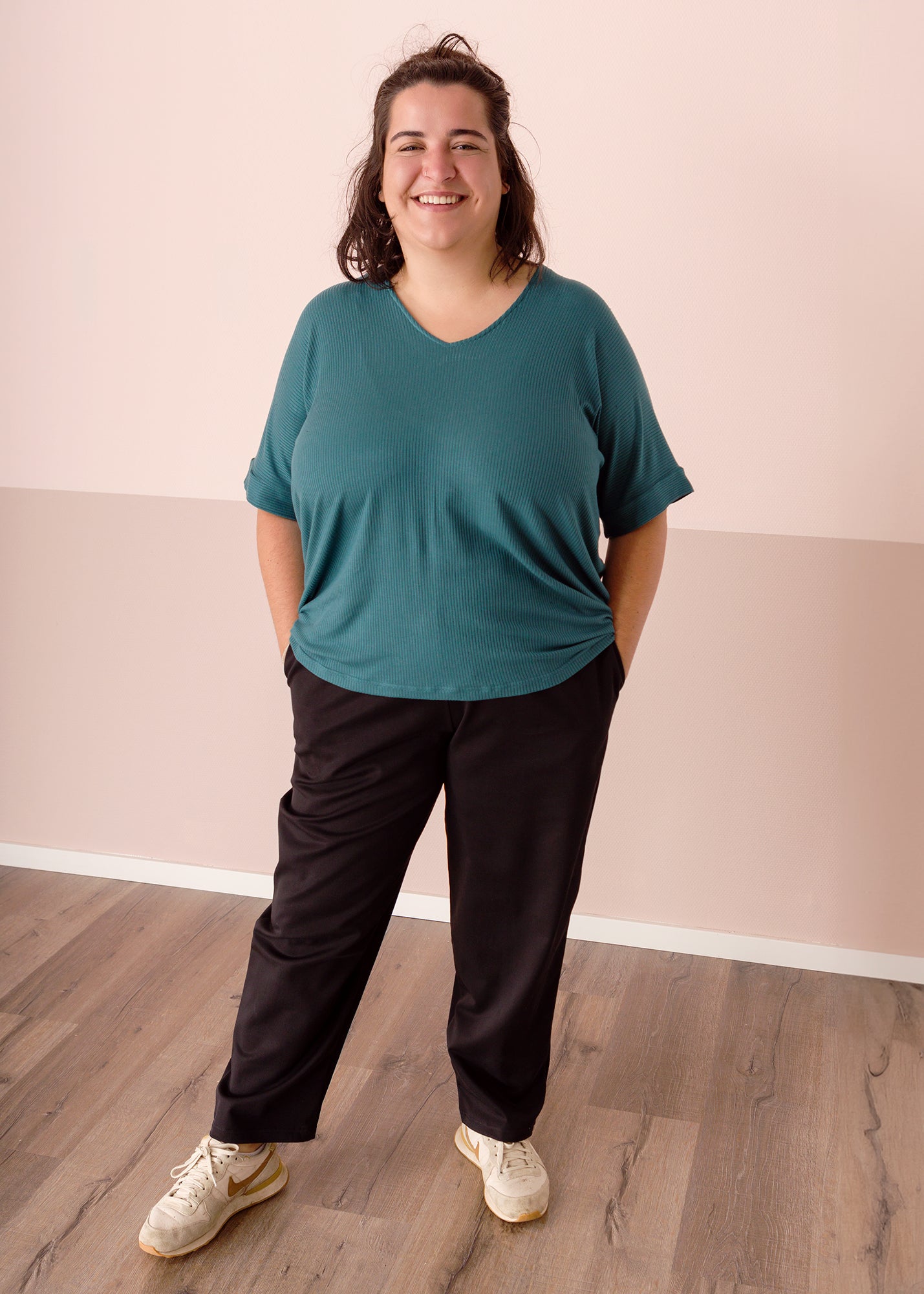 Flores trägt auf dem Foto 'Ophelia' Größe XXXL, Rippjersey Smaragd und 'Karo' Größe XXXL, Tenceltwill schwarz